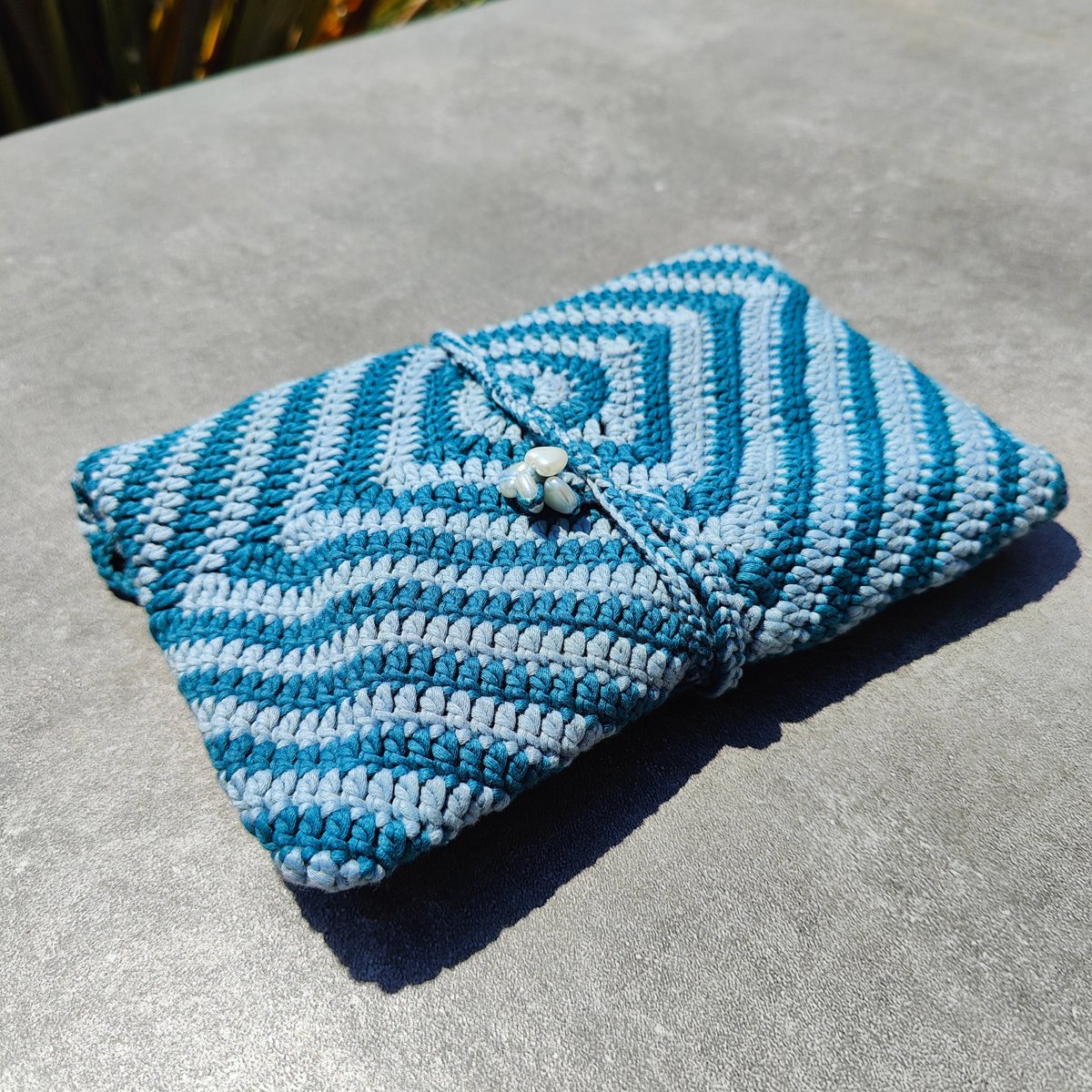 Pochette artisanale au crochet avec motif tourbillon et doublure en tissu japonais