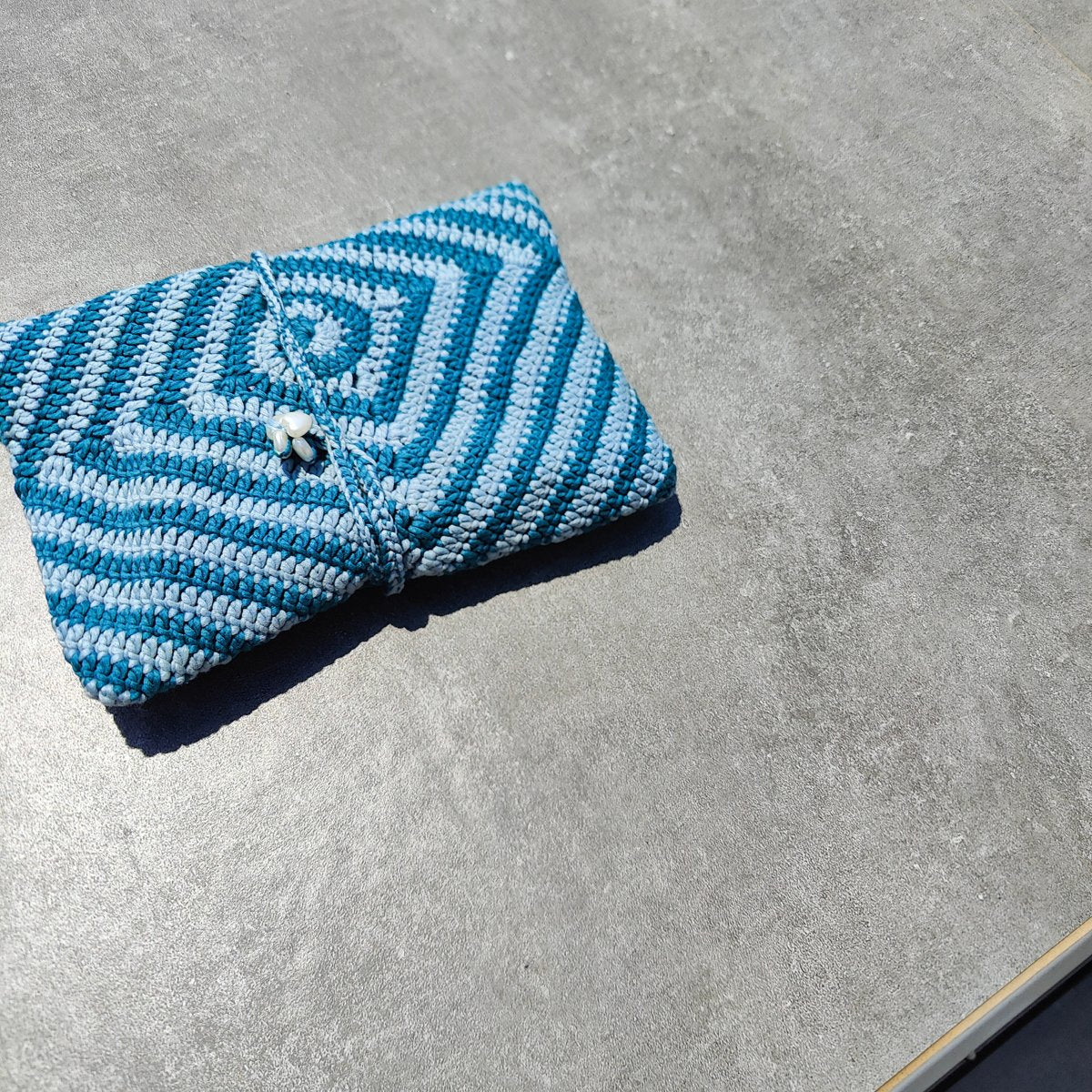 Pochette artisanale au crochet avec motif tourbillon et doublure en tissu japonais