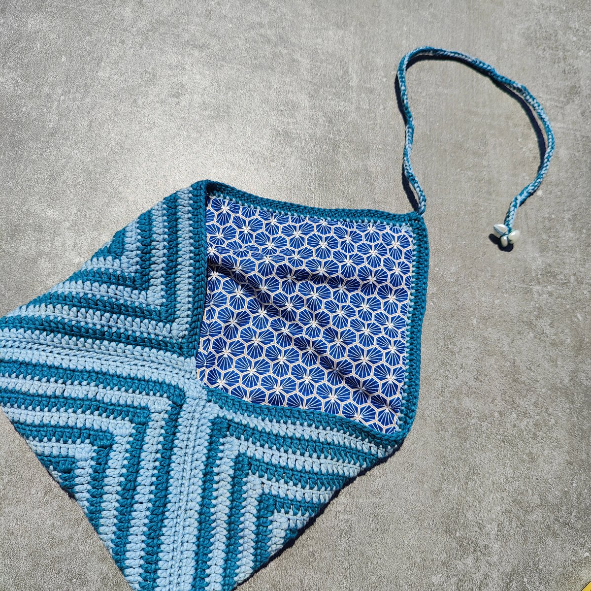 Pochette artisanale au crochet avec motif tourbillon et doublure en tissu japonais