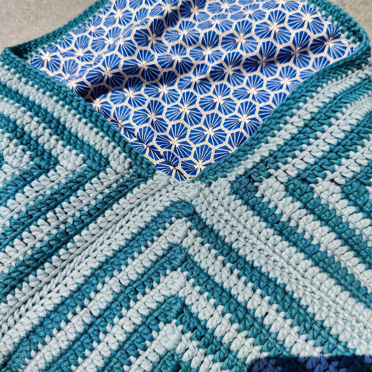 Pochette artisanale au crochet avec motif tourbillon et doublure en tissu japonais