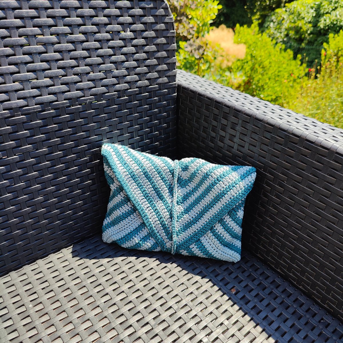 Pochette artisanale au crochet avec motif tourbillon et doublure en tissu japonais