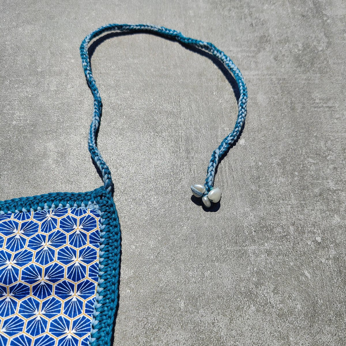 Pochette artisanale au crochet avec motif tourbillon et doublure en tissu japonais