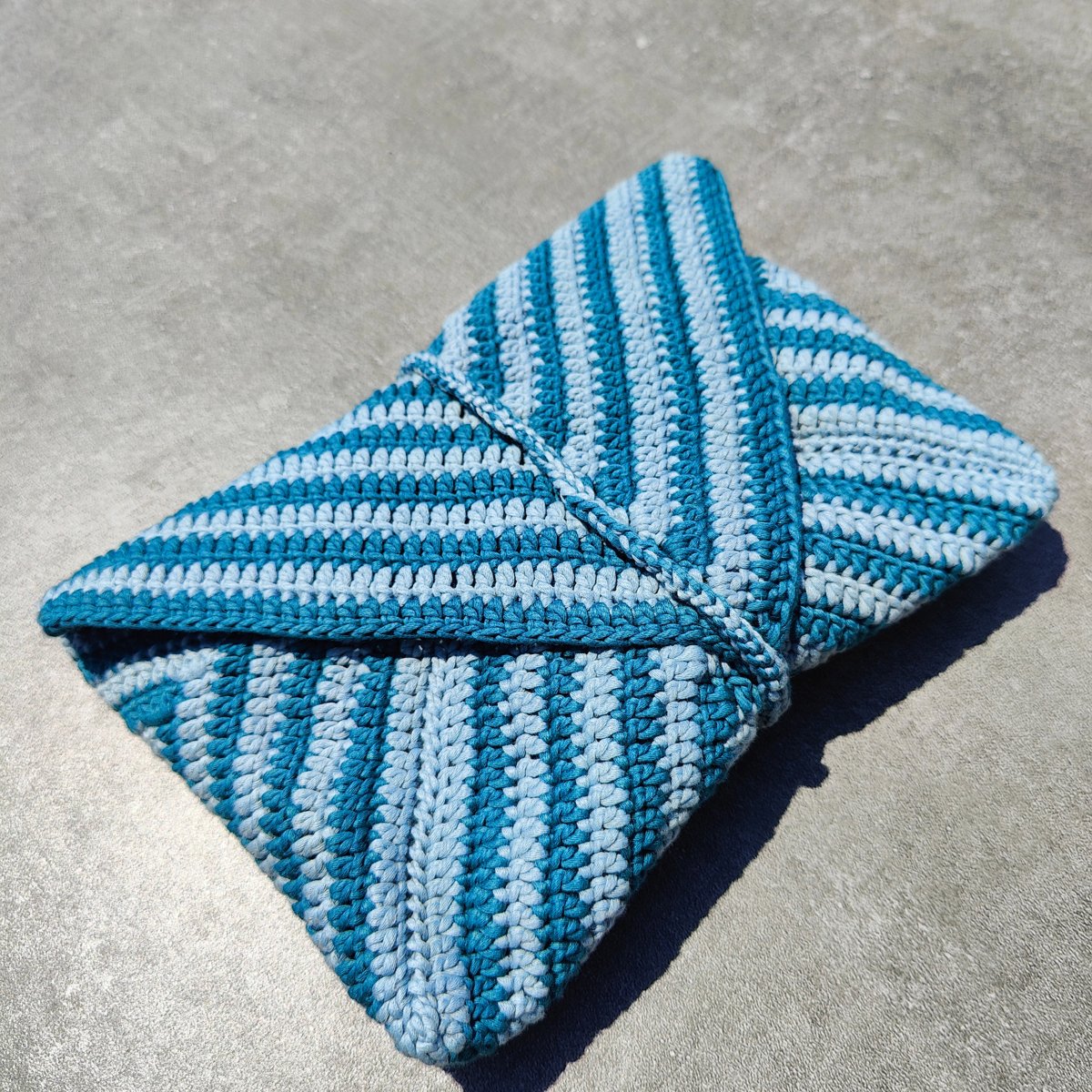 Pochette artisanale au crochet avec motif tourbillon et doublure en tissu japonais