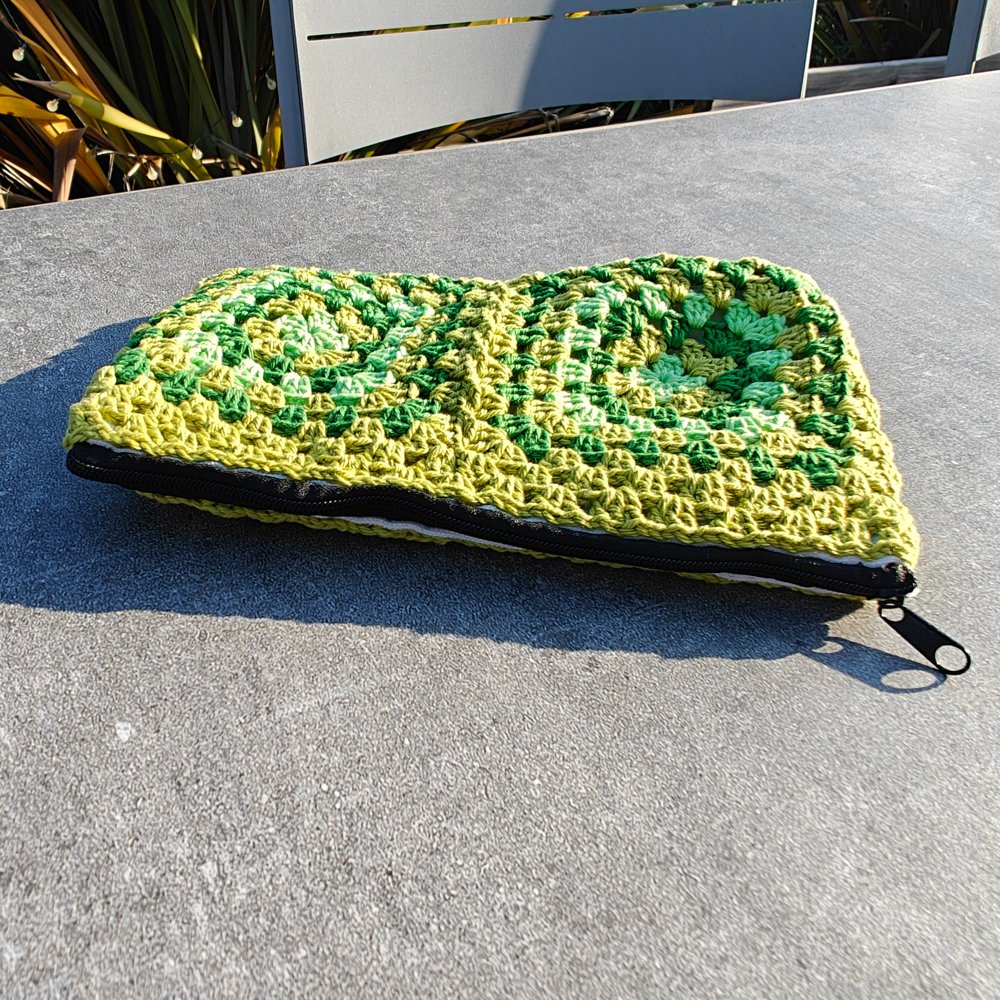 Pochette au crochet granny squarevert pomme