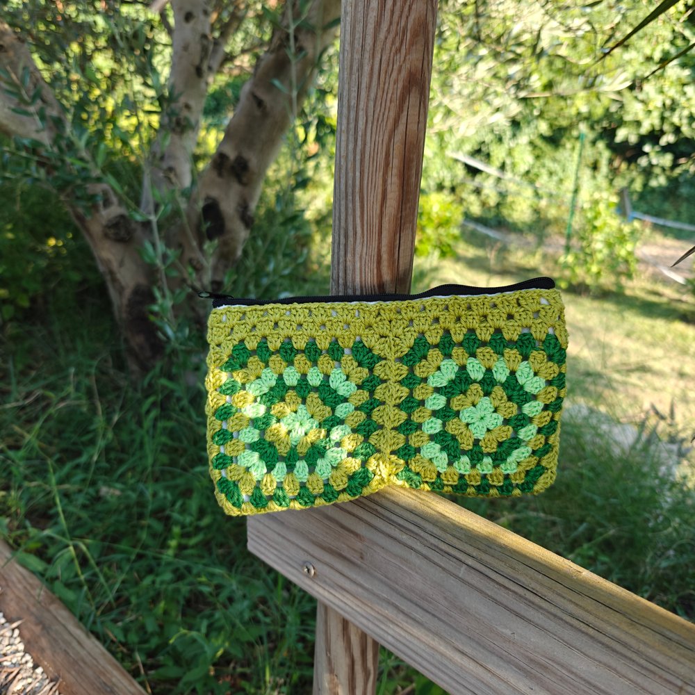 Pochette au crochet granny square vert pomme