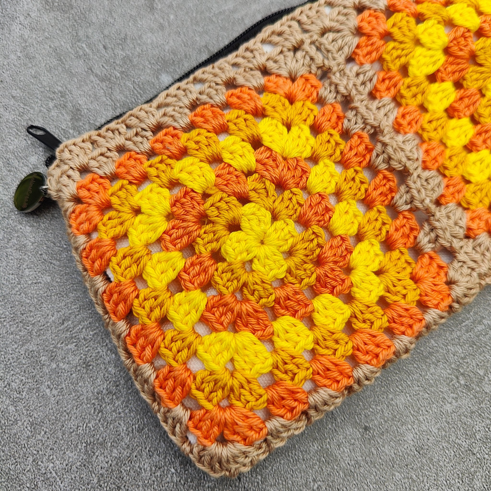 Pochette au crochet granny square. Tons jaune orange