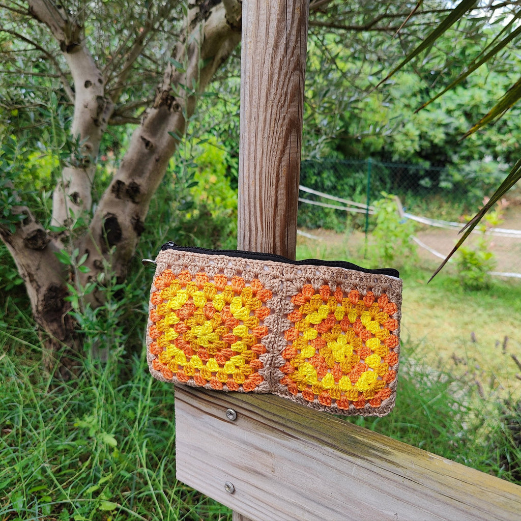 Pochette au crochet granny square. Tons jaune orange