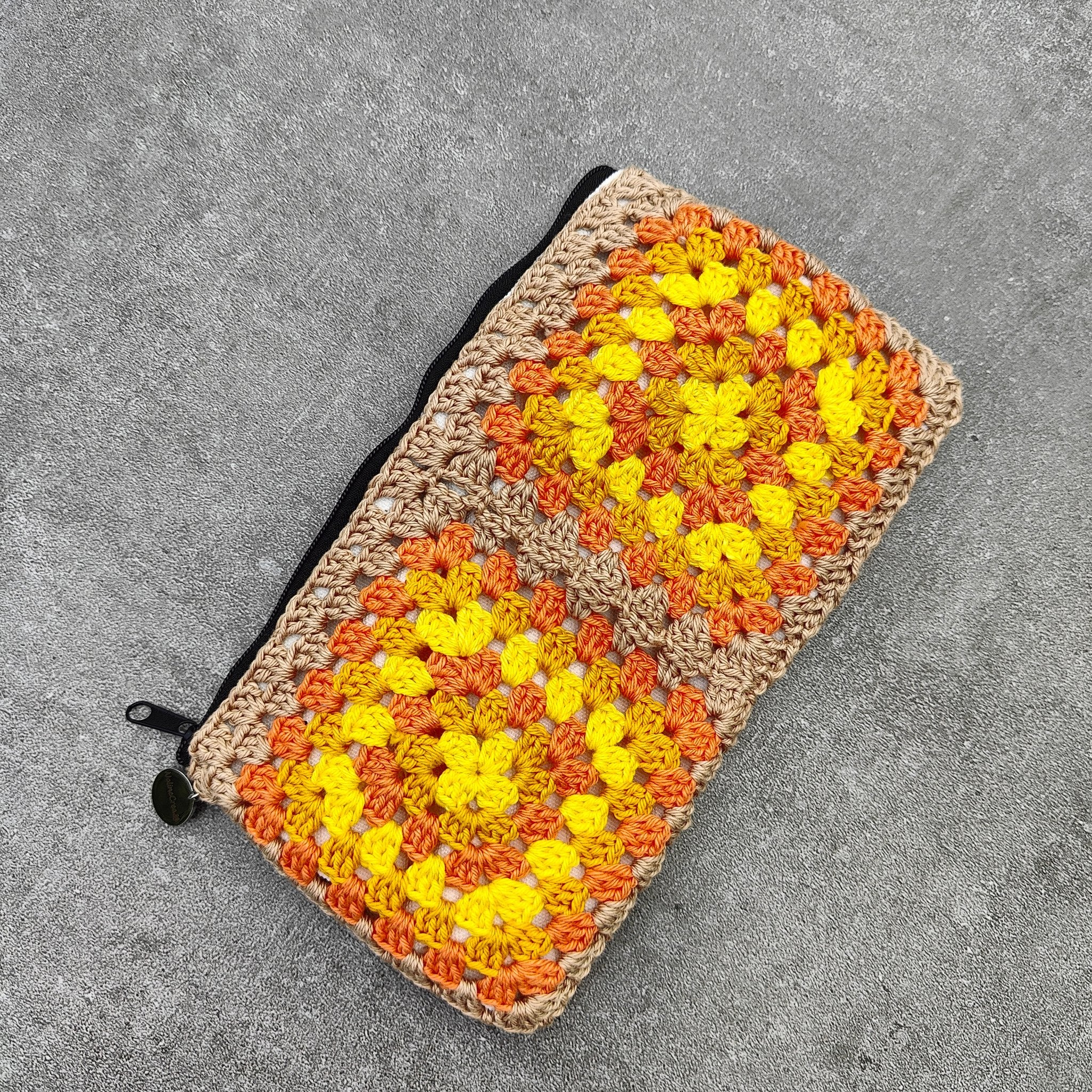 Pochette au crochet granny square. Tons jaune orange