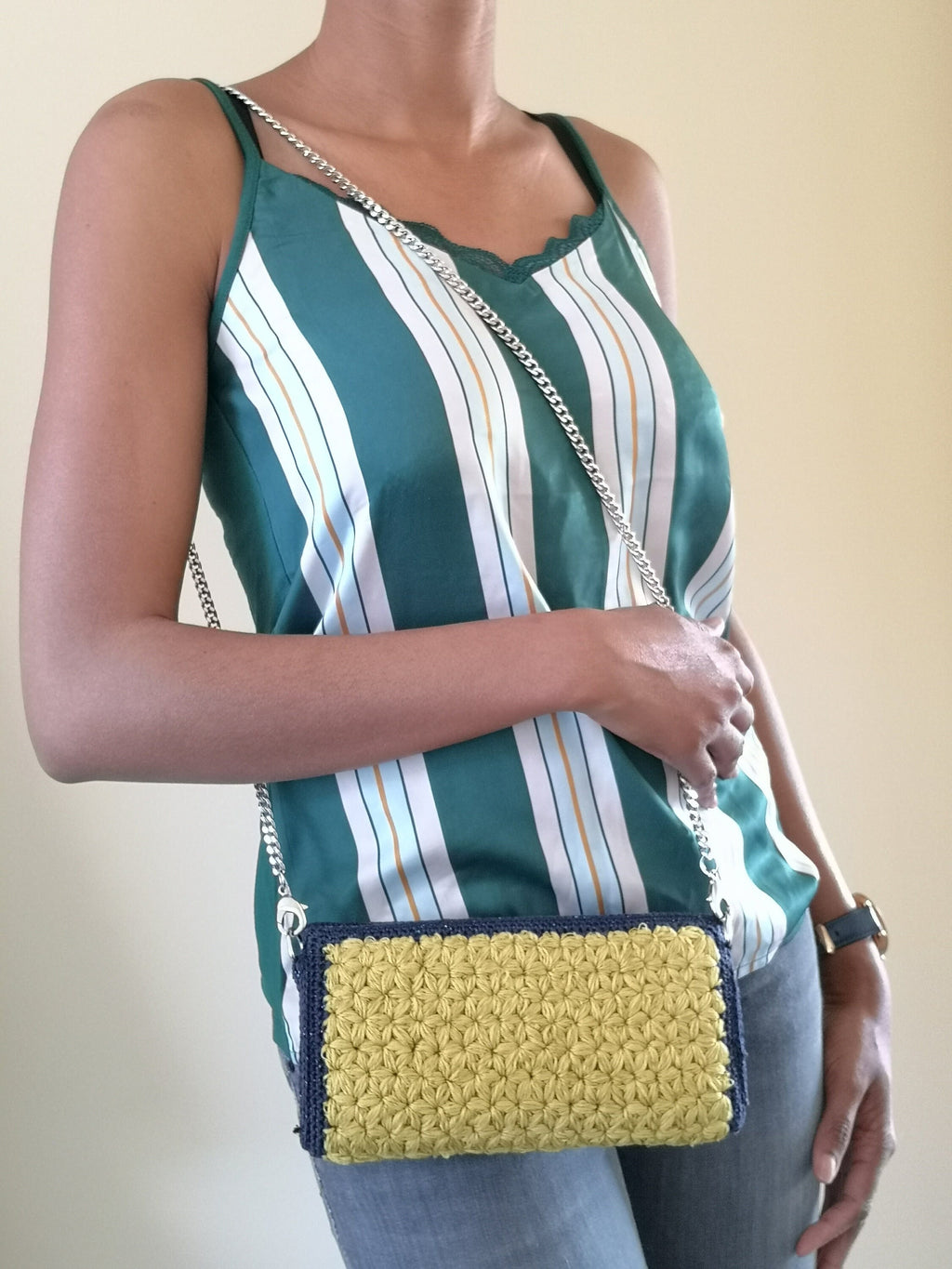 Pochette rigide au crochet jaune et bleu fil scintillant porté