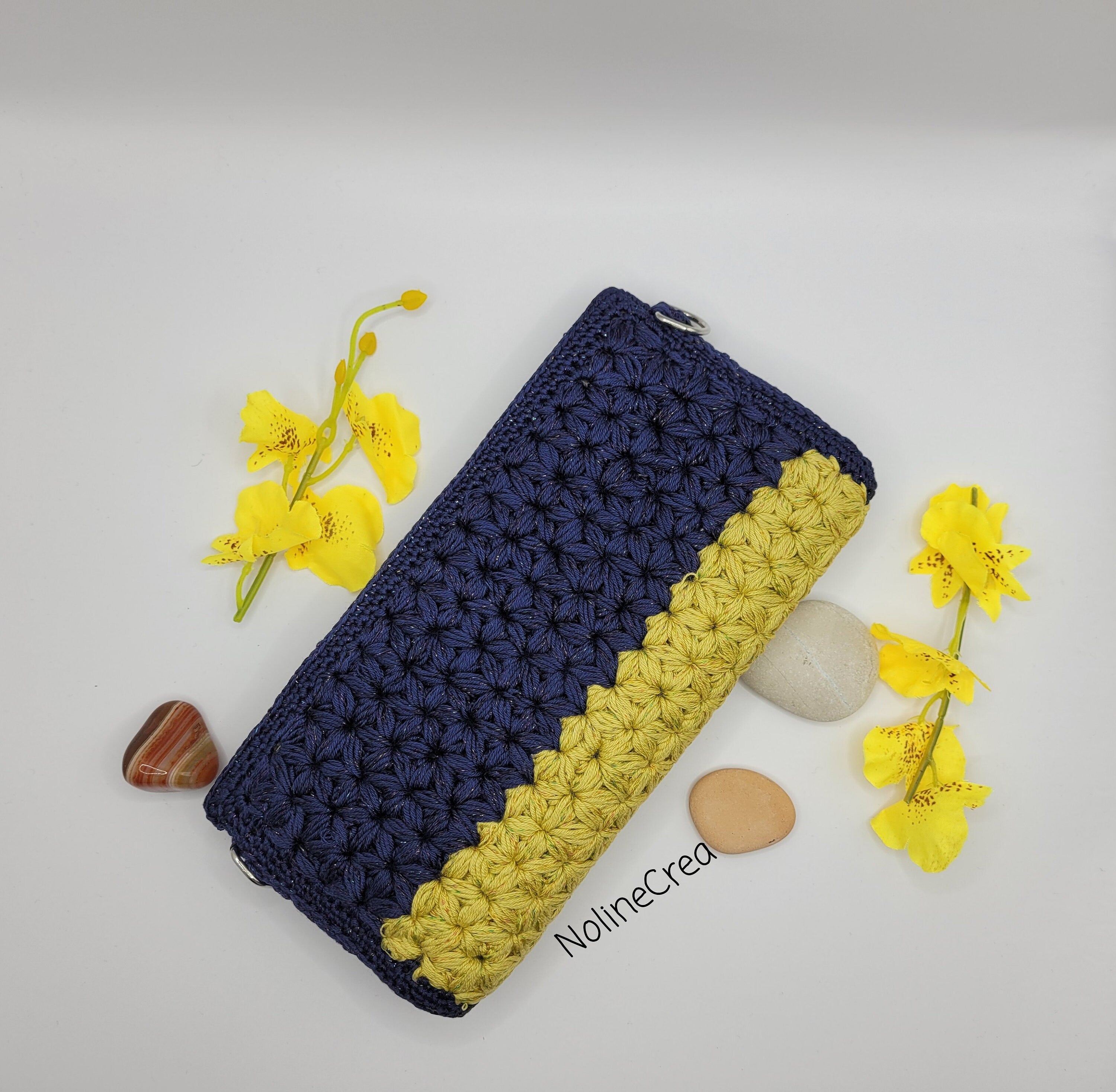 Pochette rigide au crochet jaune et bleu fil scintillant