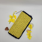 Pochette rigide au crochet jaune et bleu fil scintillant
