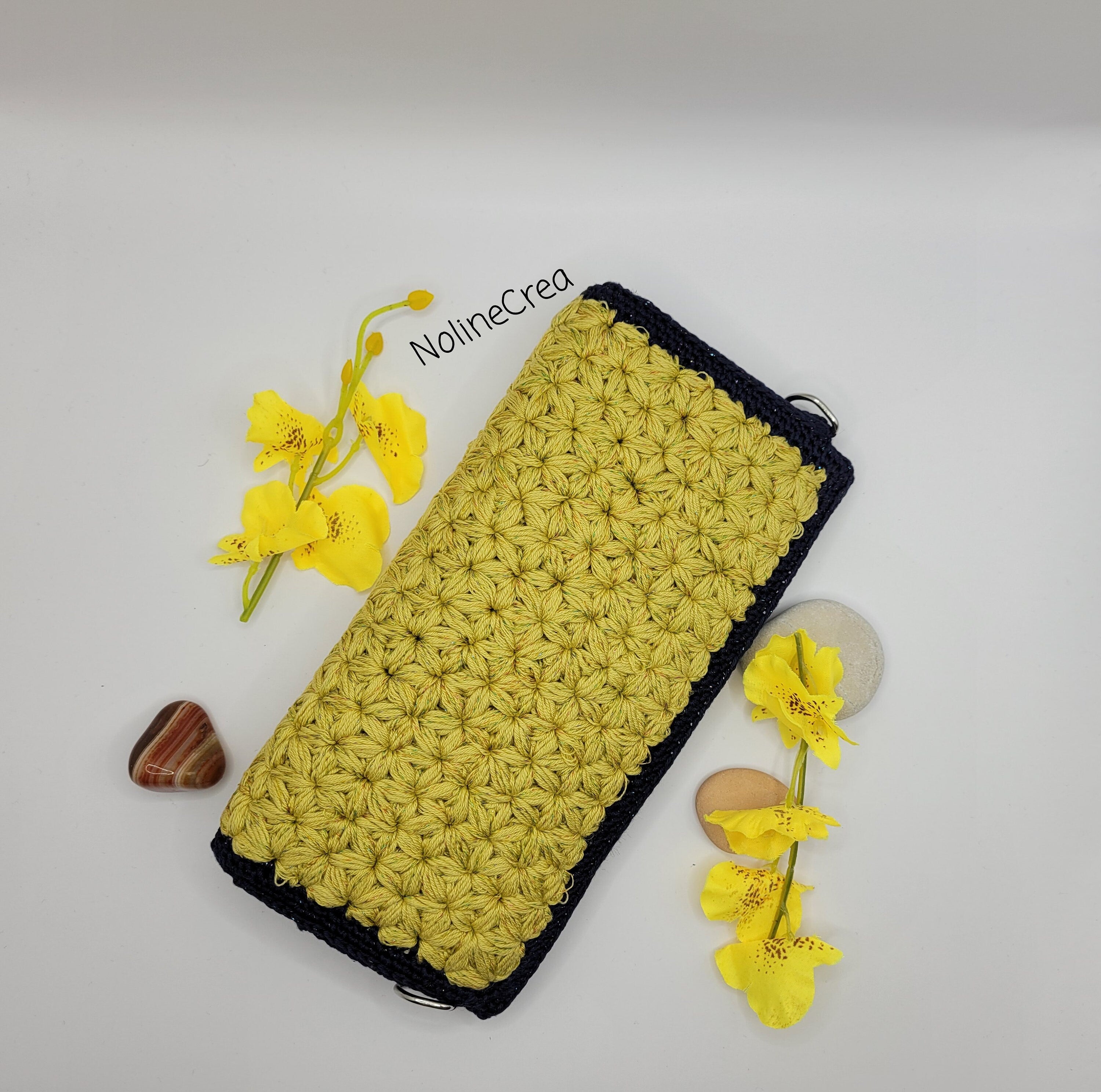 Pochette rigide au crochet jaune et bleu fil scintillant
