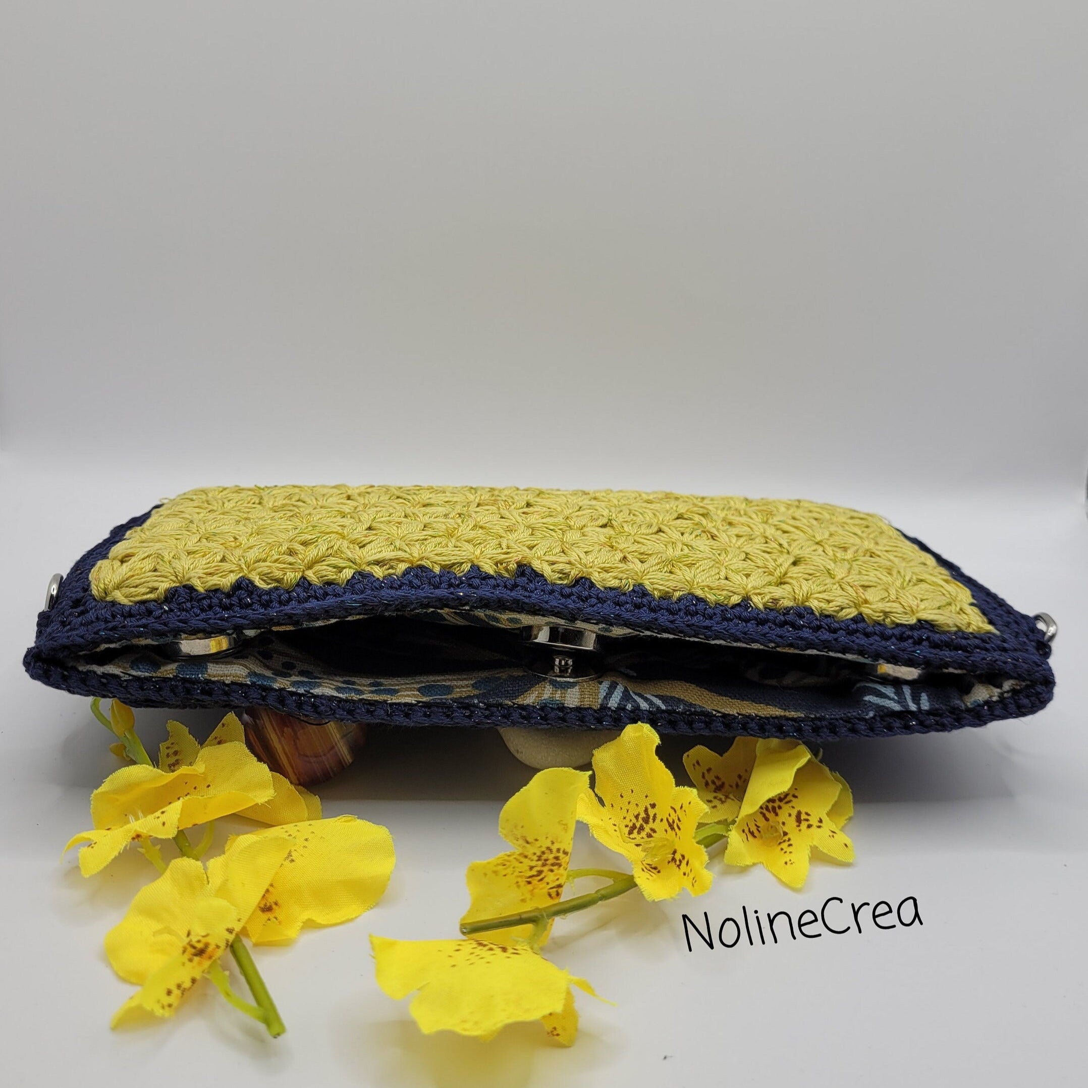 Pochette rigide au crochet jaune et bleu fil scintillant

