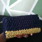 Pochette rigide au crochet jaune et bleu fil scintillant tenu
