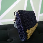 Pochette rigide au crochet jaune et bleu fil scintillant