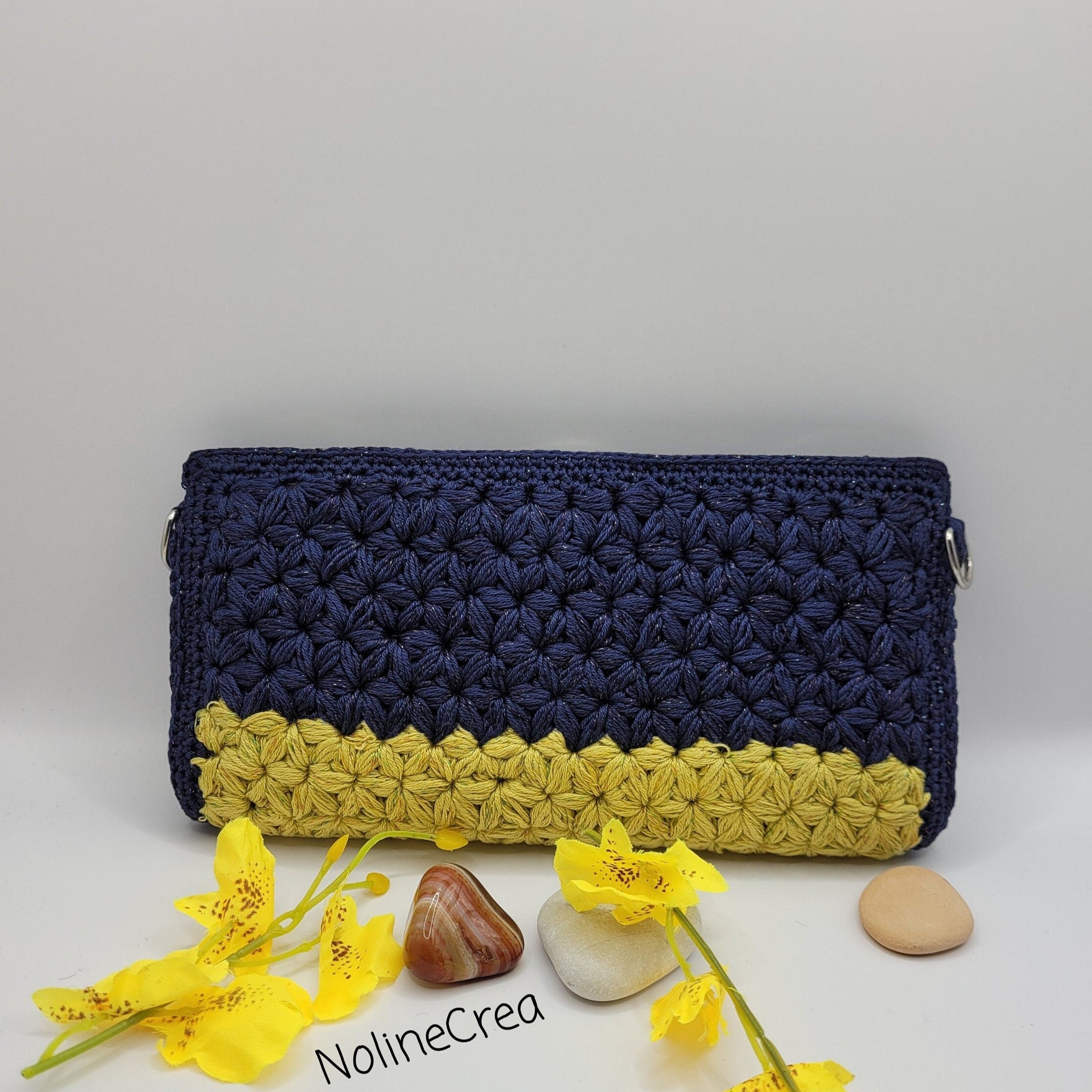 Pochette rigide au crochet jaune et bleu fil scintillant