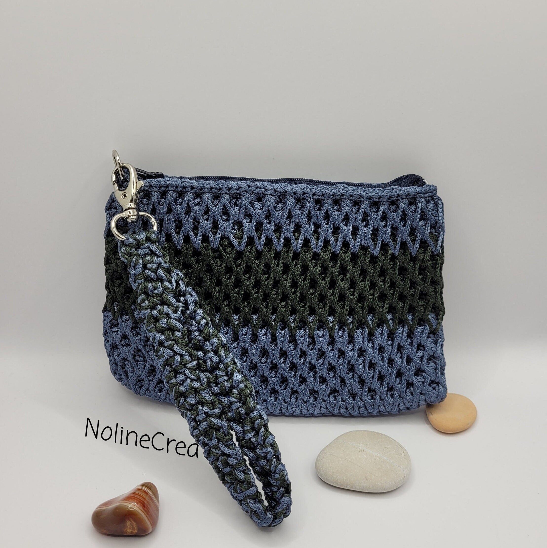 petite pochette noir et verte, anse poignet
