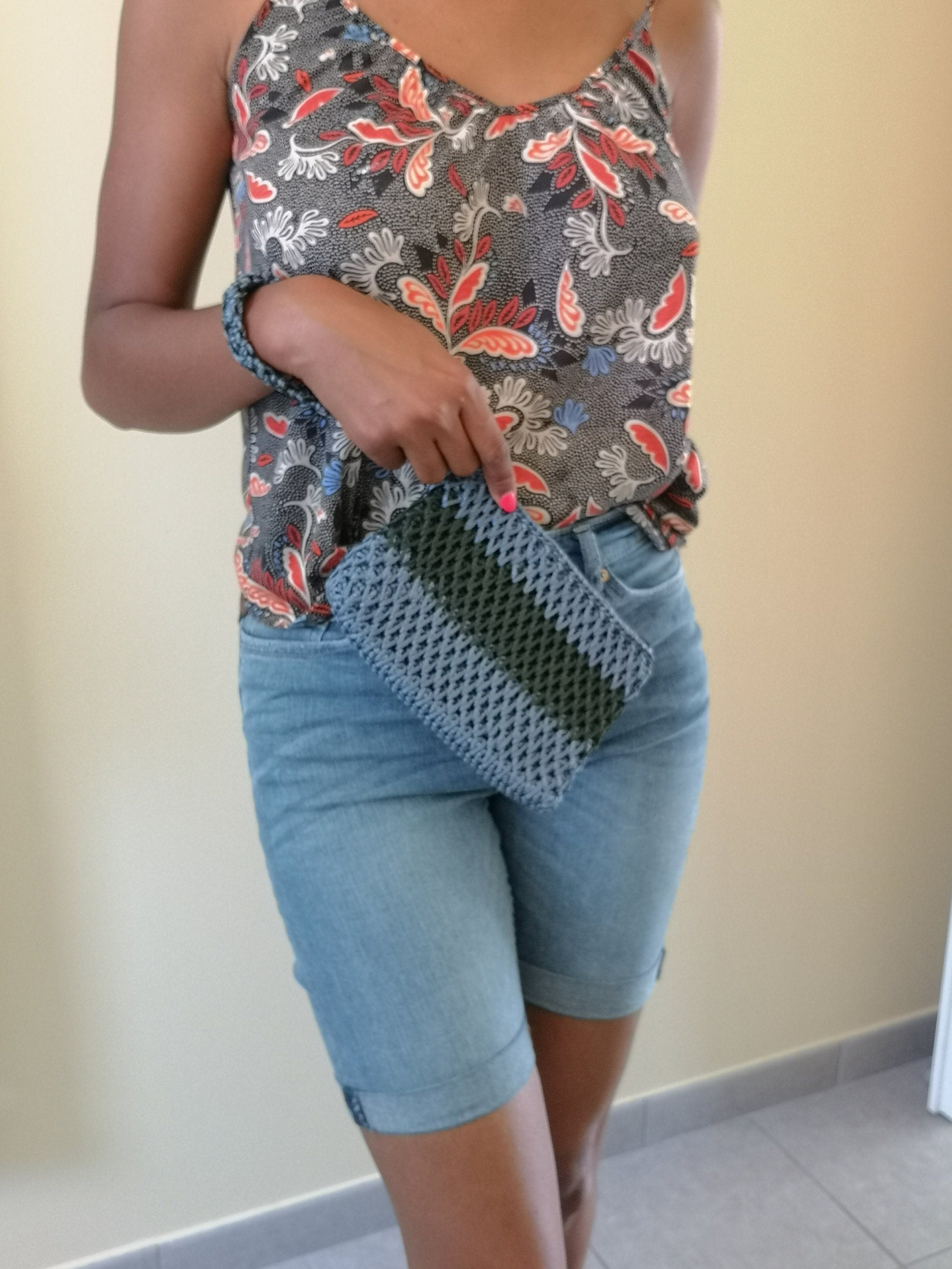 petite pochette noir et verte, anse poignet
