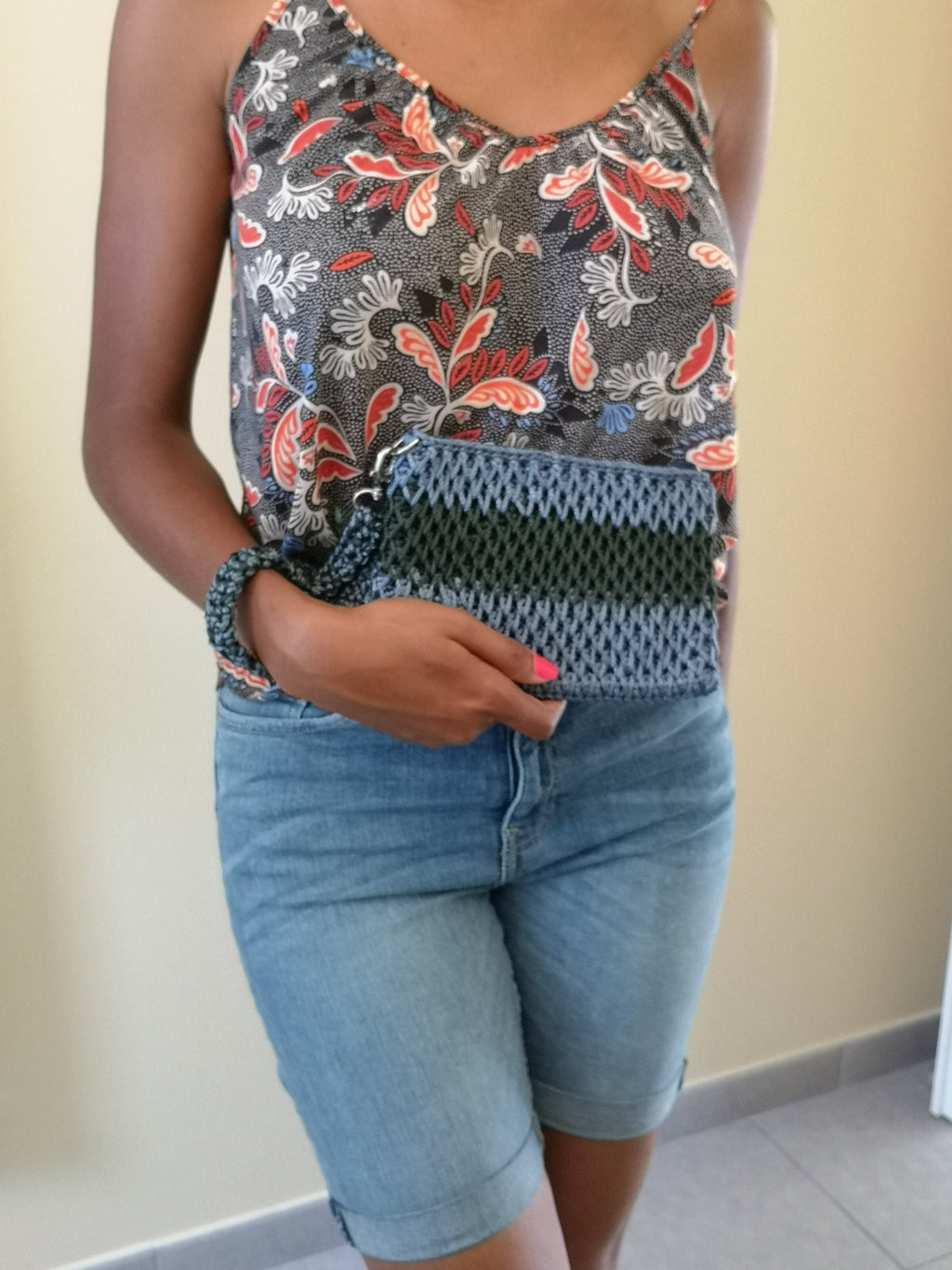 petite pochette noir et verte, anse poignet
