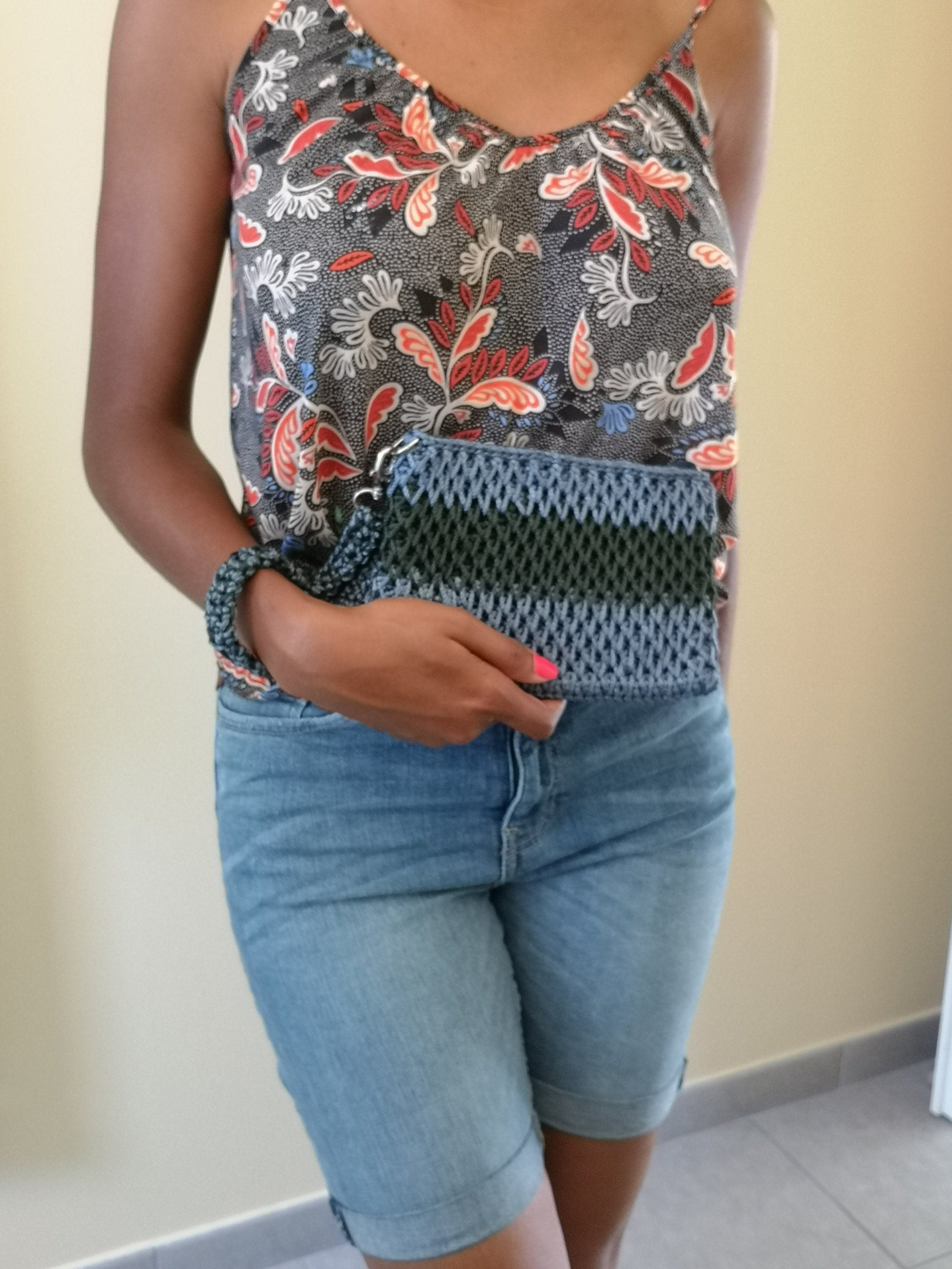 petite pochette noir et verte, anse poignet