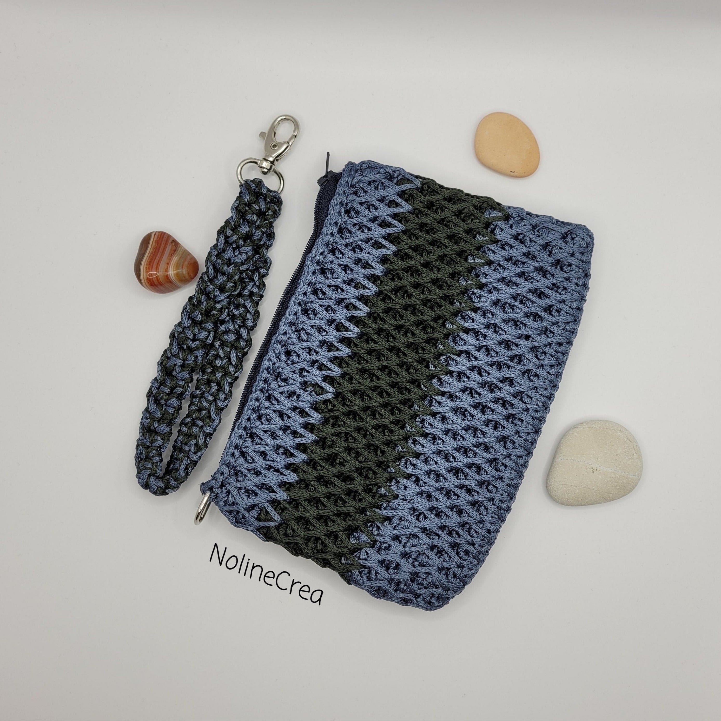 petite pochette noir et verte, anse poignet