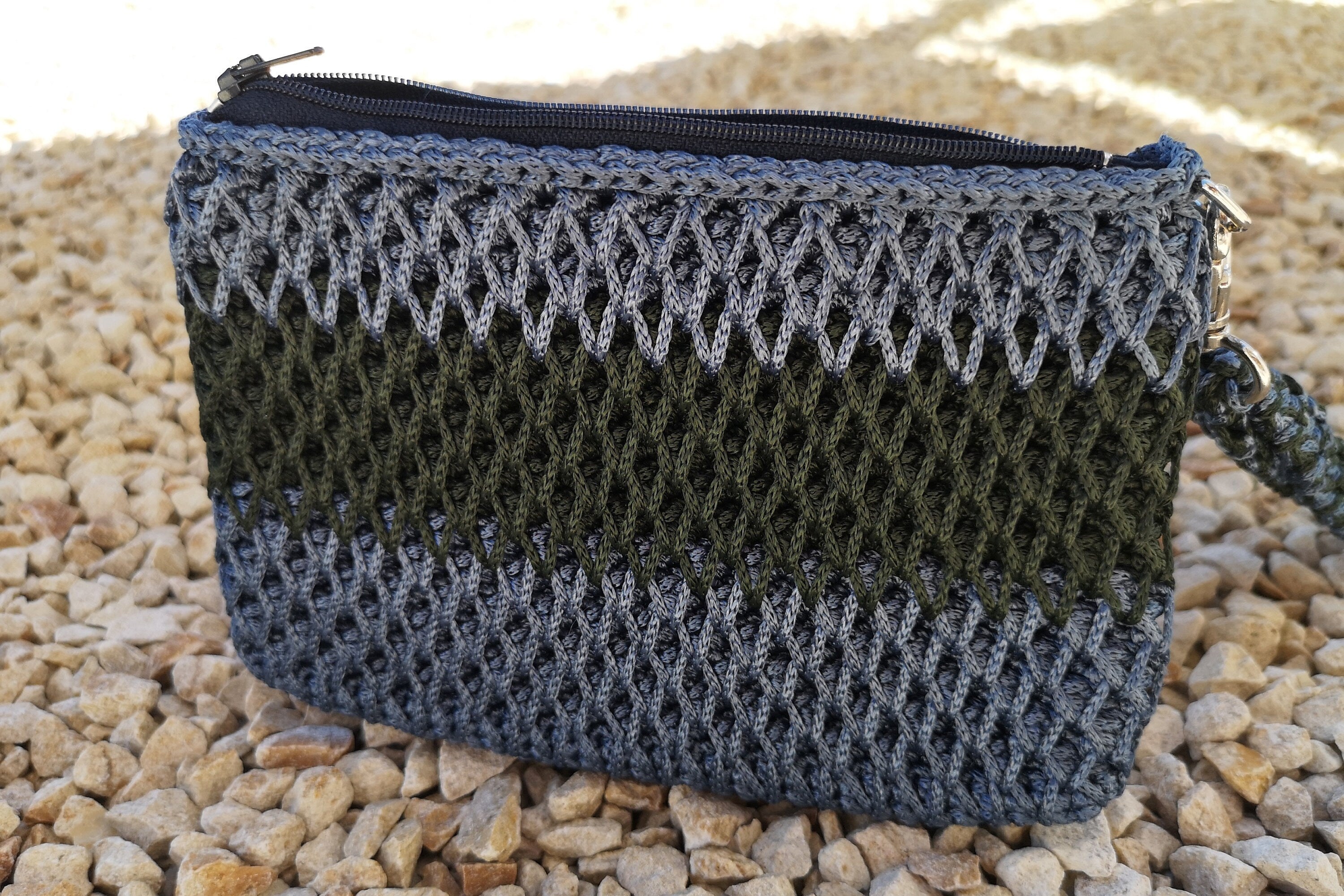 petite pochette noir et verte, anse poignet