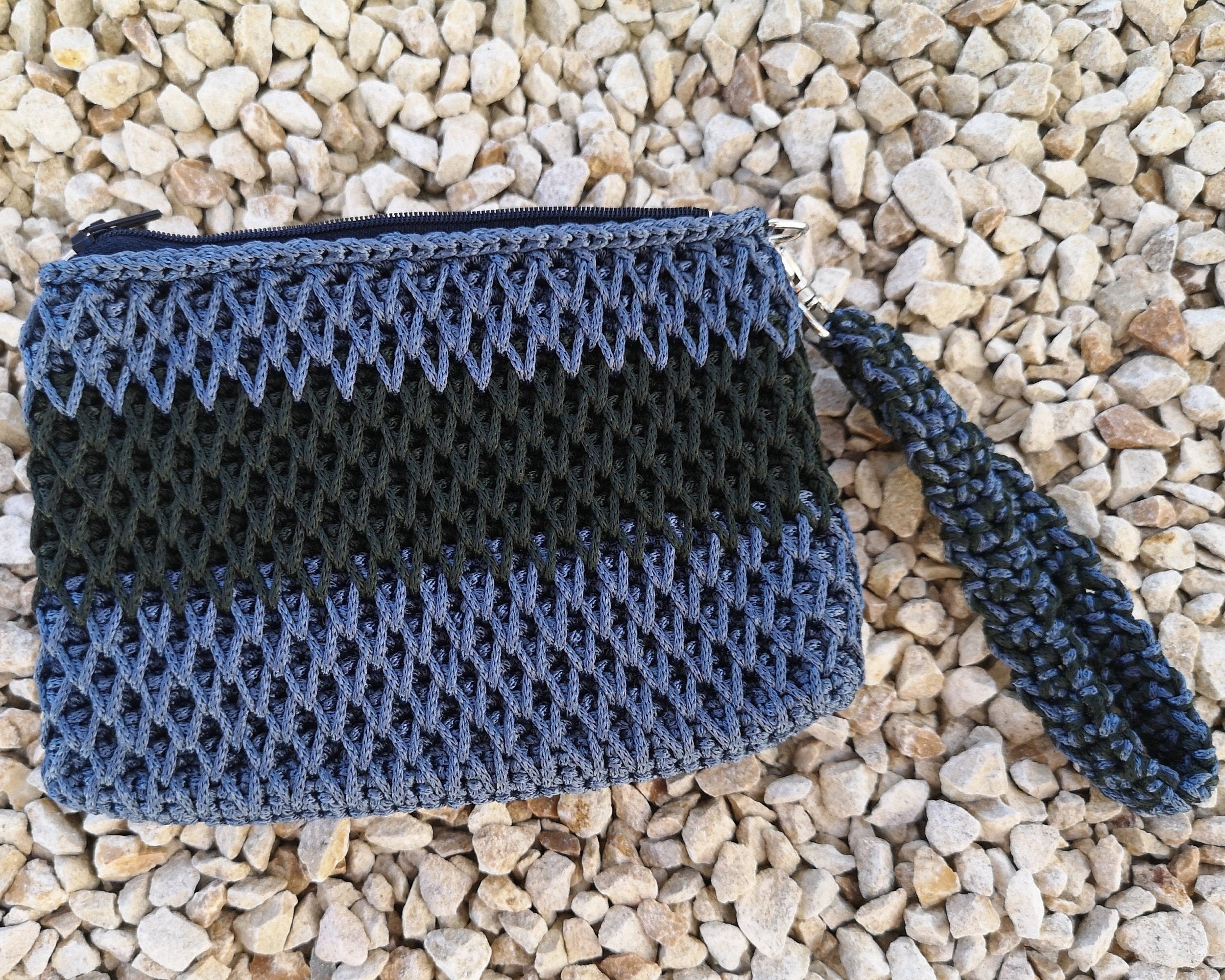 petite pochette noir et verte, anse poignet