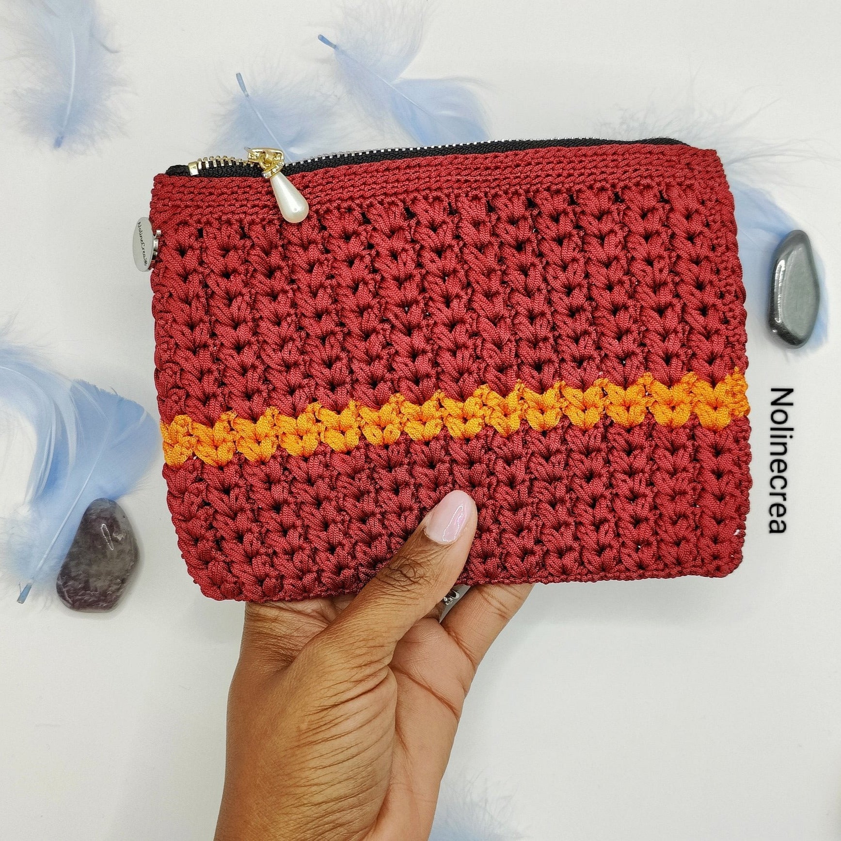 pochette orange et rouge porté