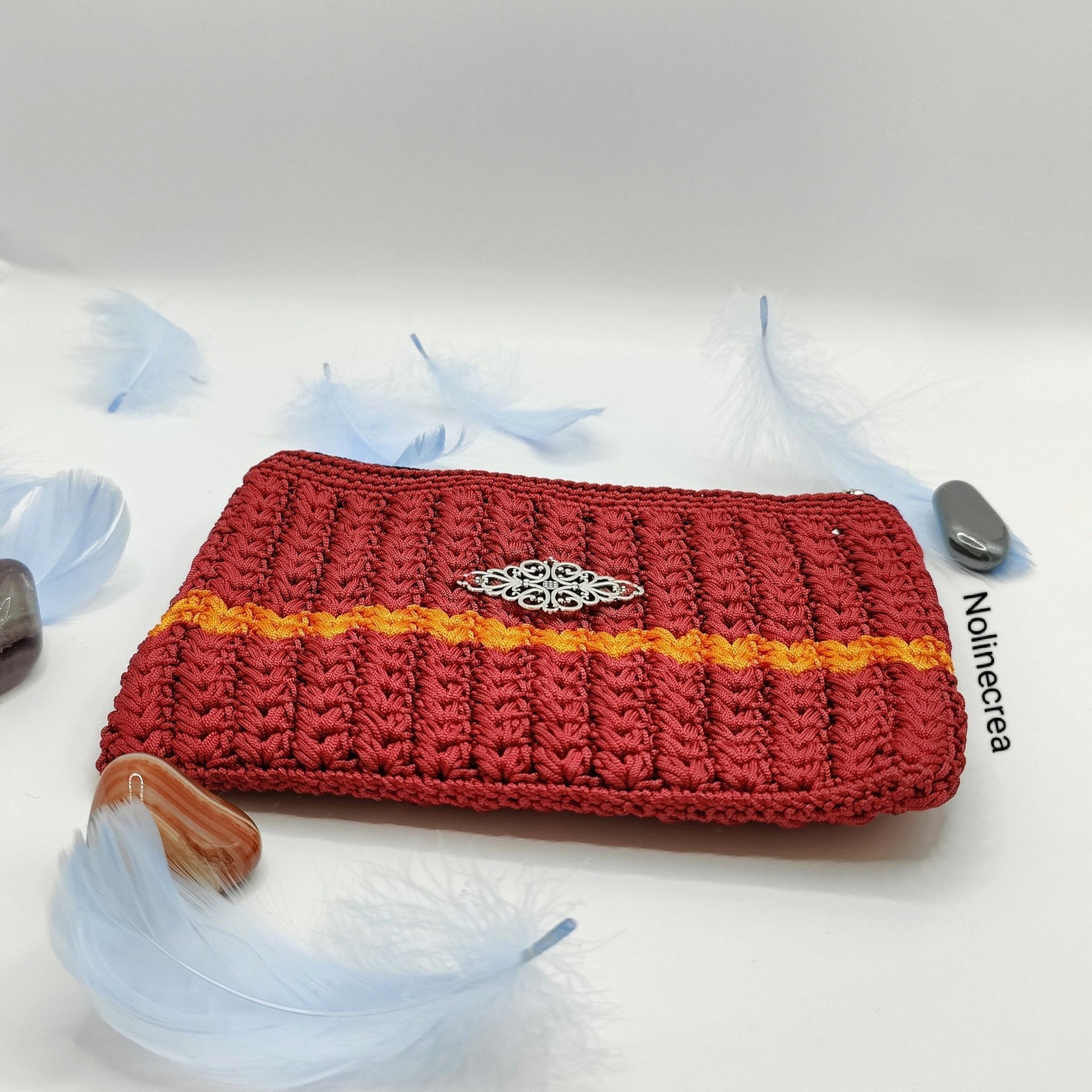 pochette rouge et orange posé