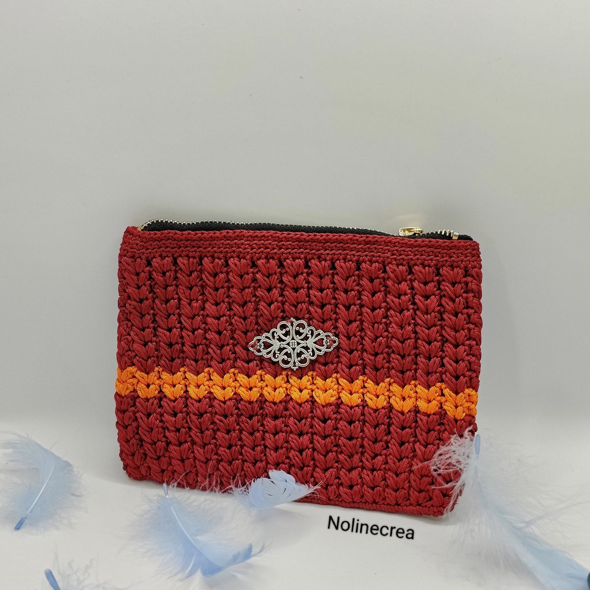 pochette crochet rouge avec pointe d'orange