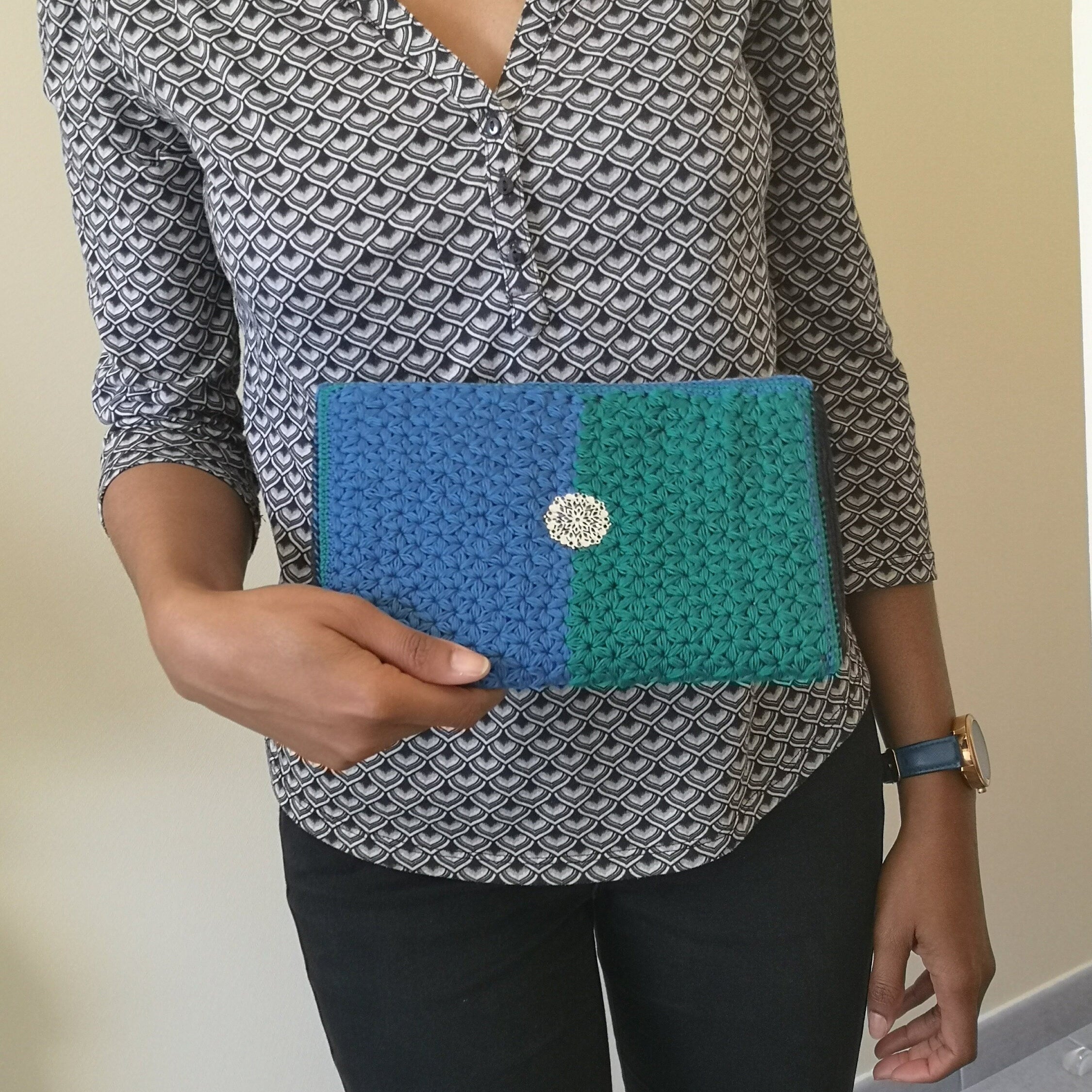 jolie pochette de soirée vert et bleu en point jasmin au crochet, doublure canevas et tissus