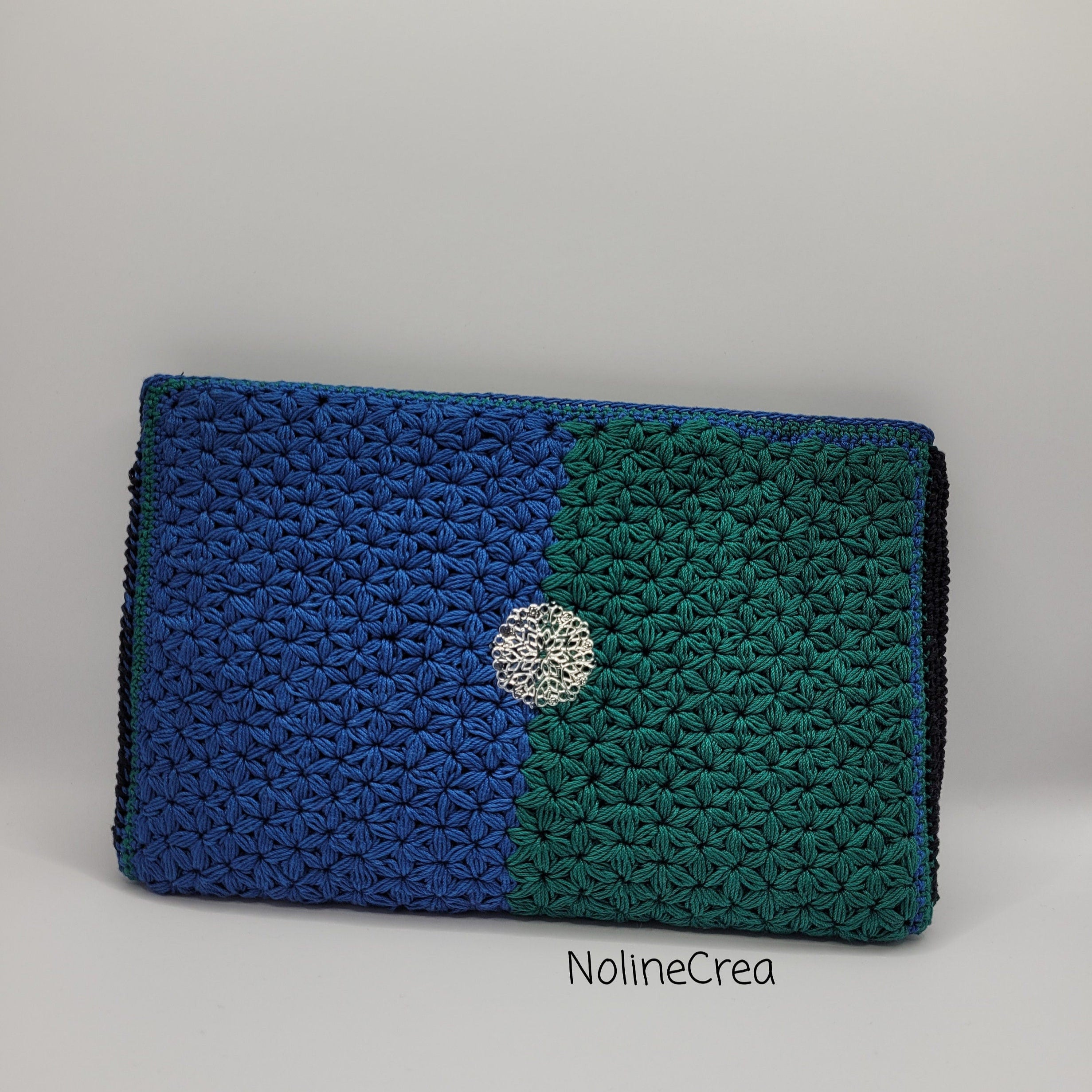 jolie pochette de soirée vert et bleu en point jasmin au crochet, doublure canevas et tissus