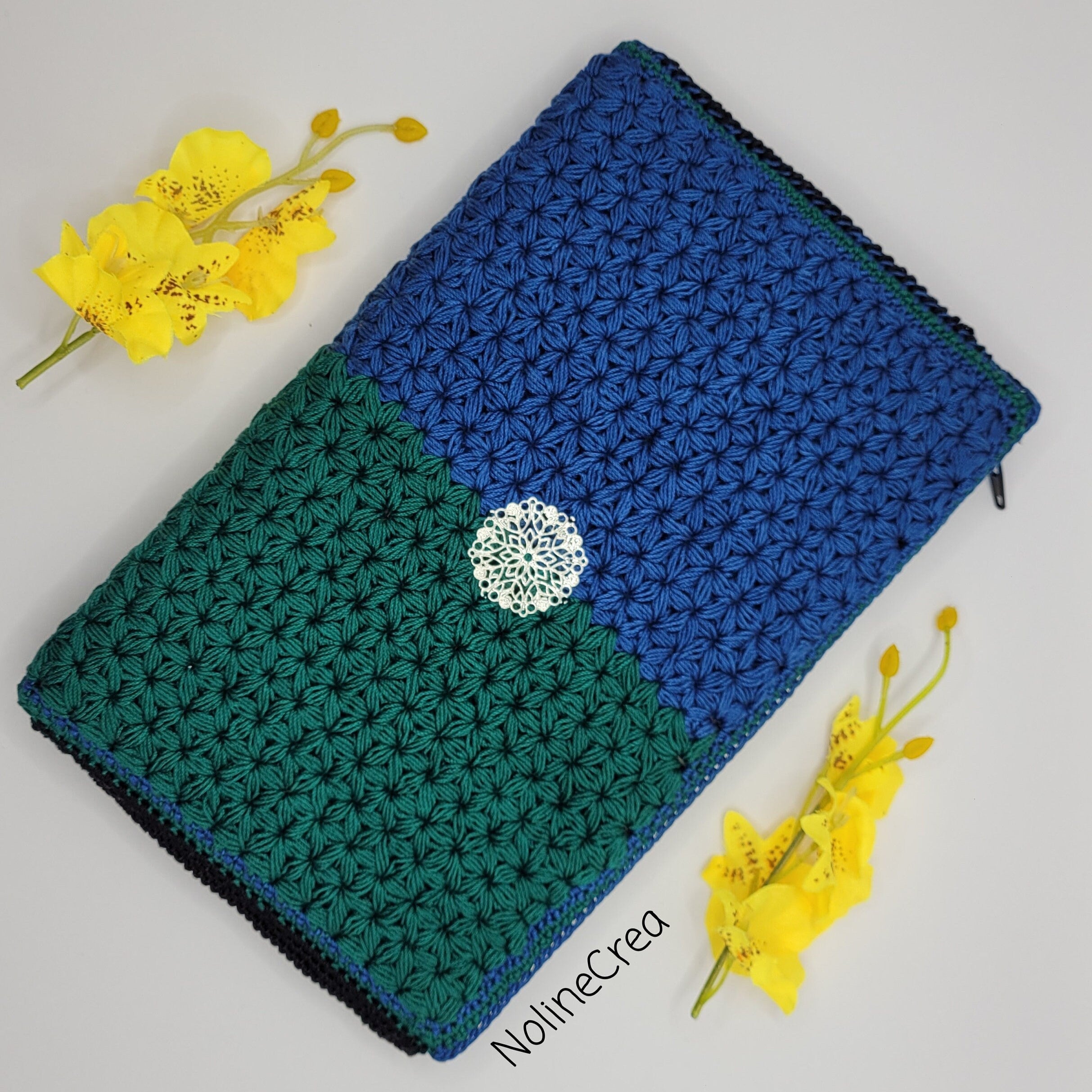 jolie pochette de soirée vert et bleu en point jasmin au crochet, doublure canevas et tissus