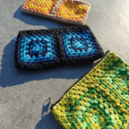 pochette fait main au crochet en granny square de couleur vert pomme, bleu océan et jaune soleil