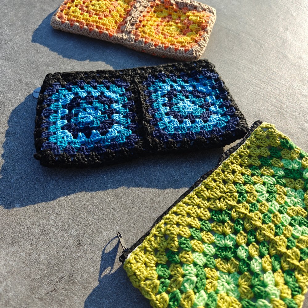 pochette fait main au crochet en granny square de couleur vert pomme, bleu océan et jaune soleil