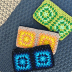 pochette fait main au crochet en granny square de couleur vert pomme, bleu océan et jaune soleil