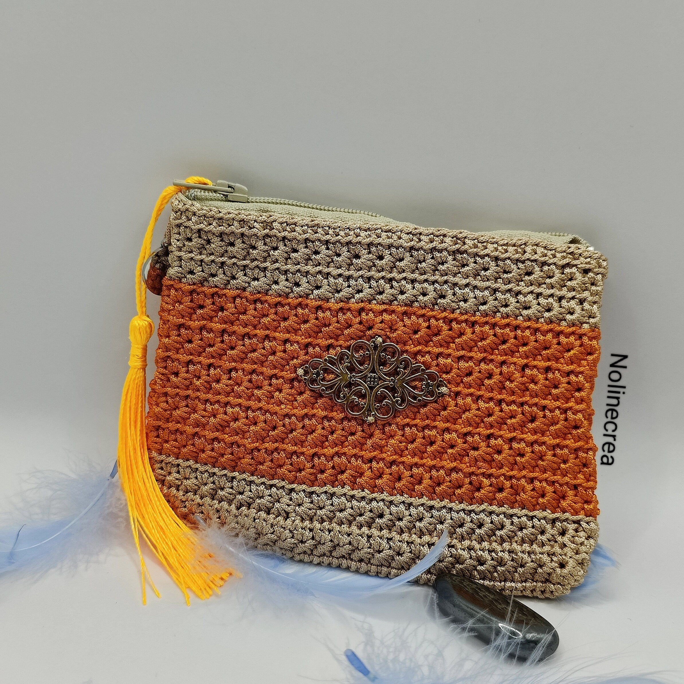 Petit porte monnaie fait main au crochet beige et orange avec frange jaune