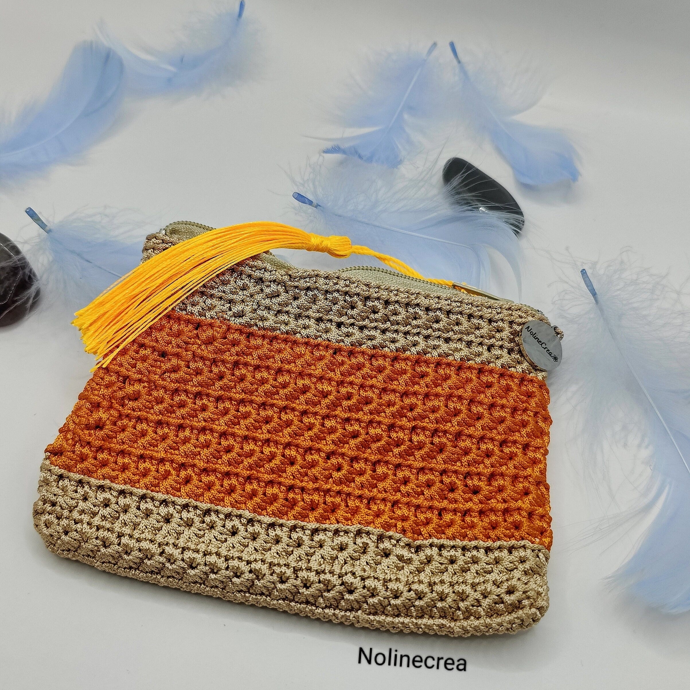 Petit porte monnaie fait main au crochet beige et orange avec frange jaune