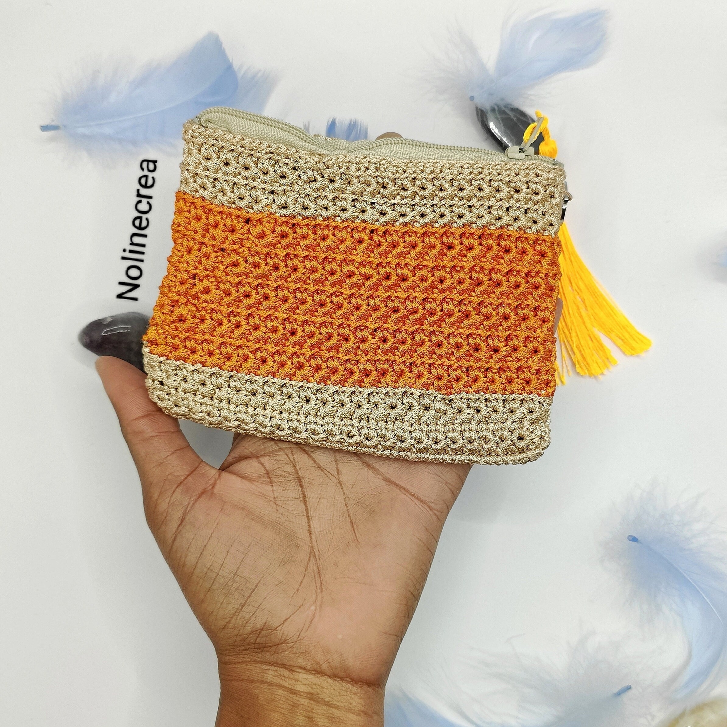 Petit porte monnaie fait main au crochet beige et orange avec frange jaune