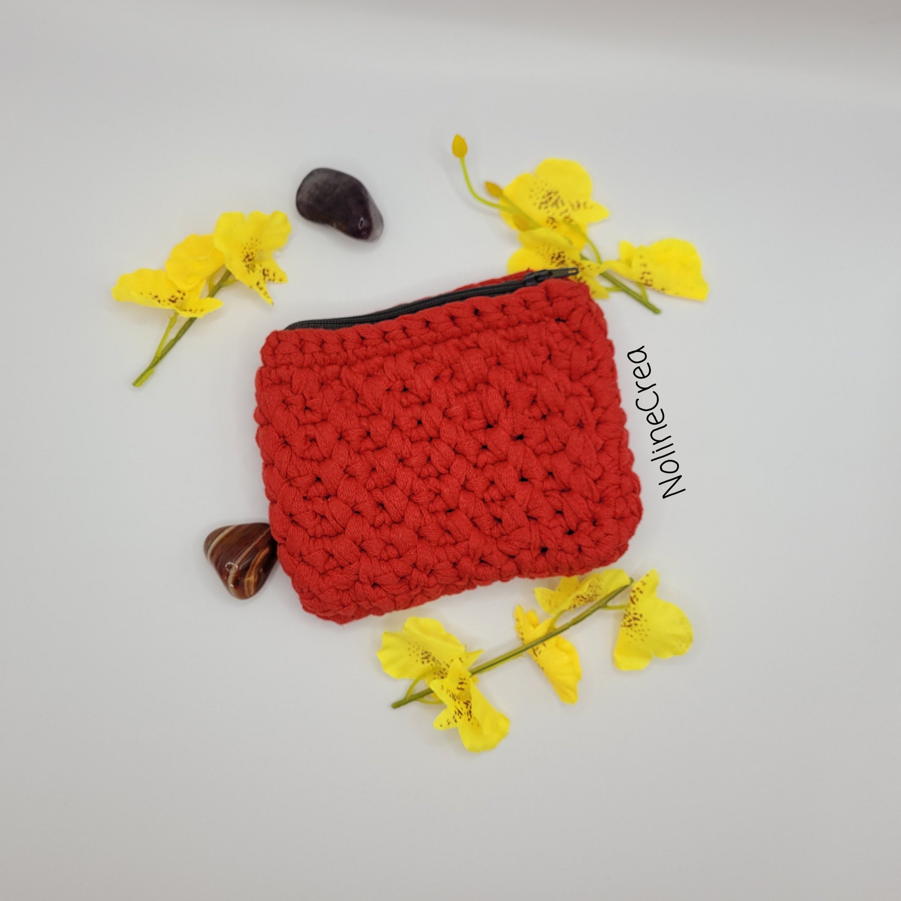 Petit porte monnaie fait main au crochet fil ruban rouge