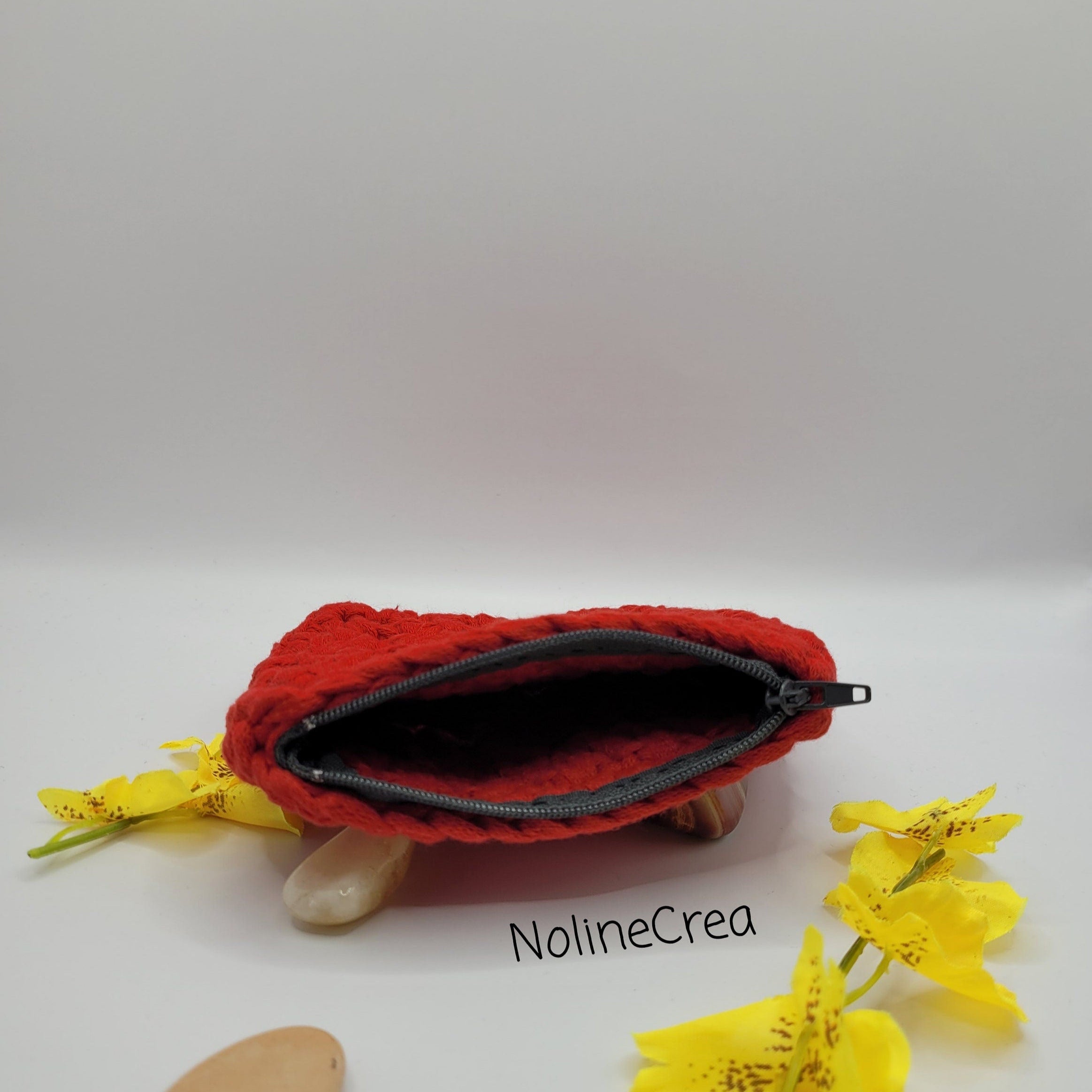 Petit porte monnaie fait main au crochet fil ruban rouge