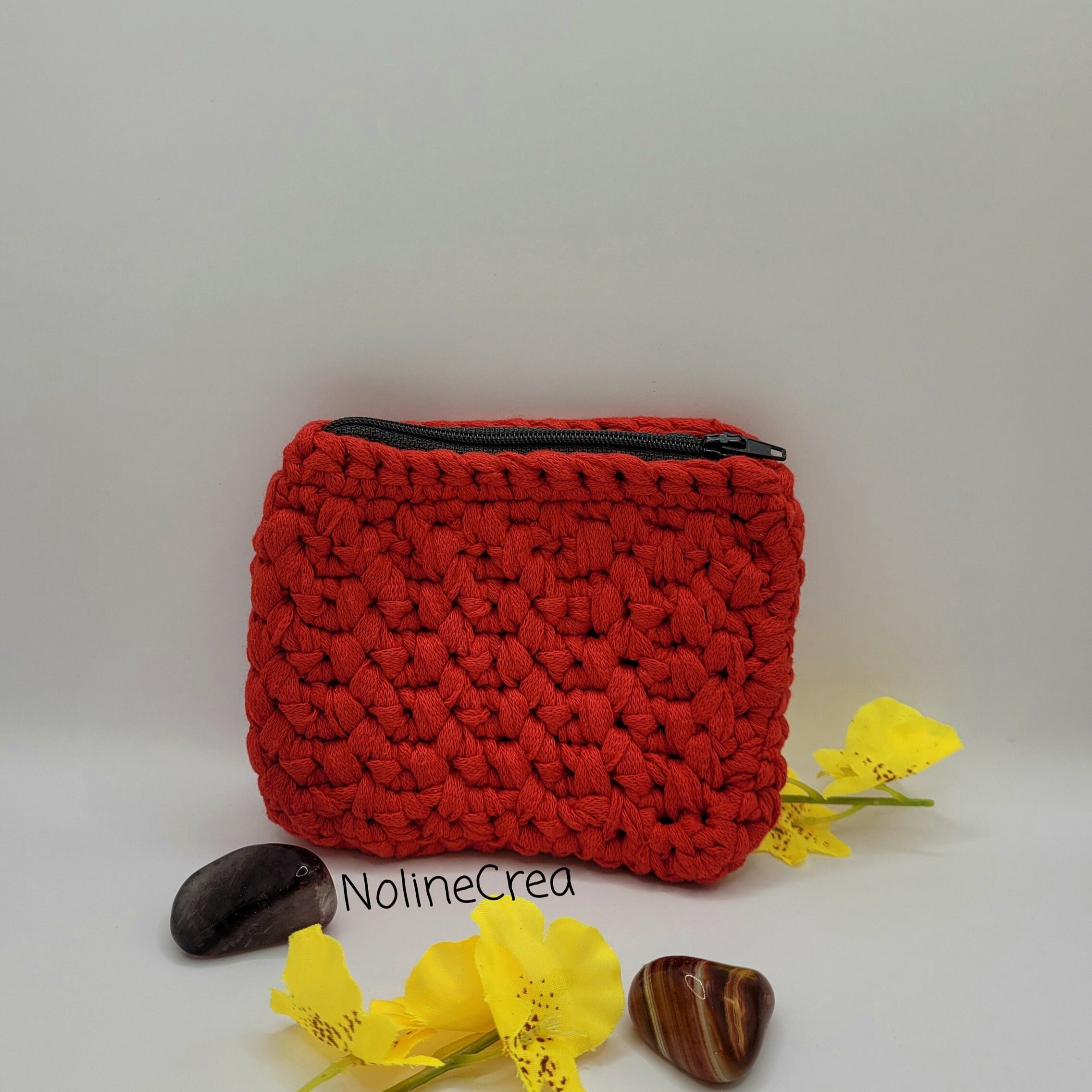 Petit porte monnaie fait main au crochet fil ruban rouge
