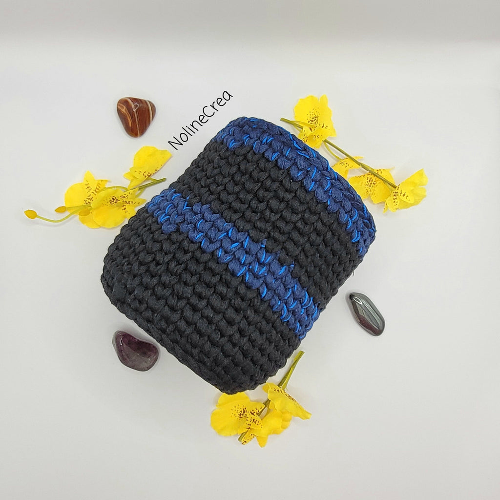 pot au crochet noir et bleu