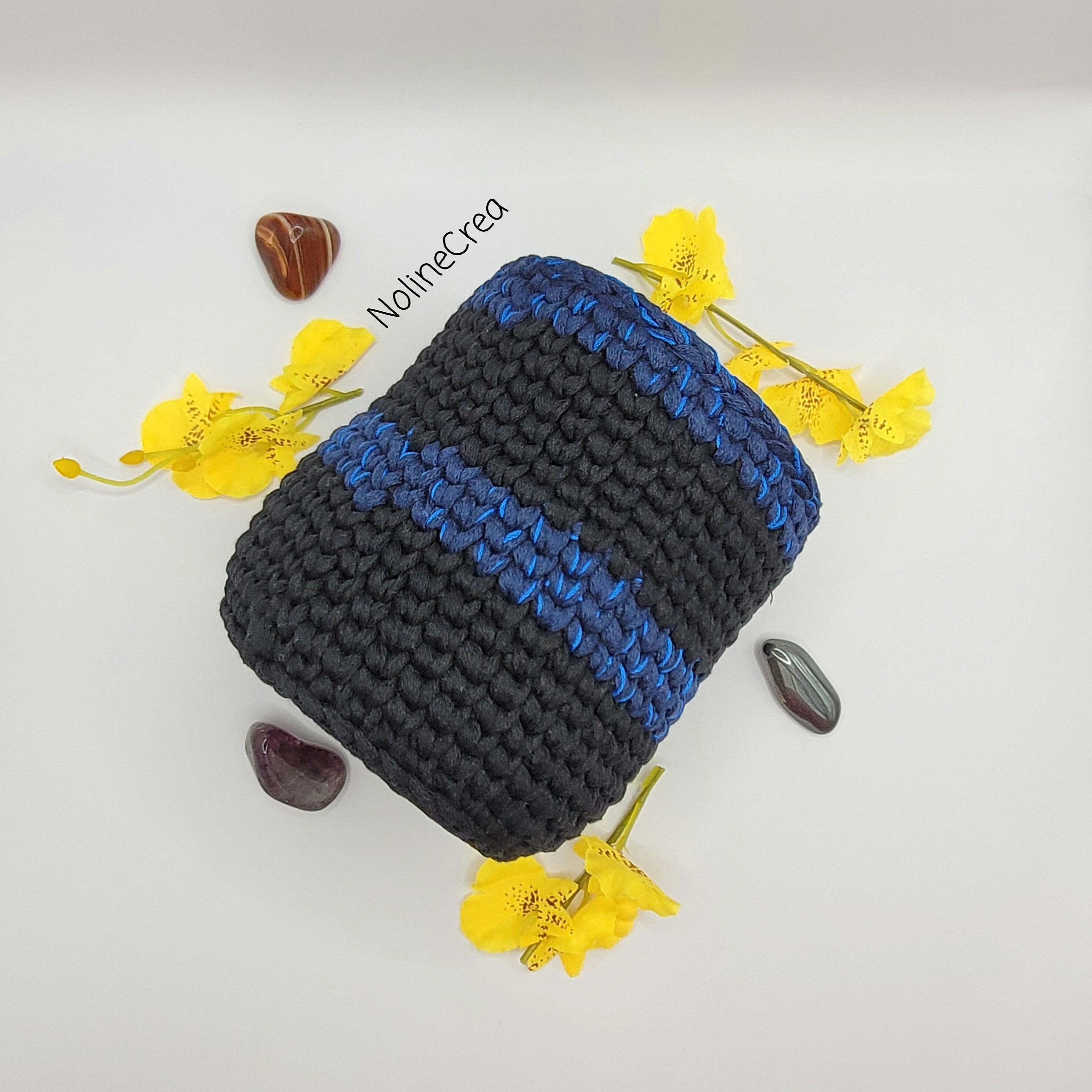 pot au crochet noir et bleu