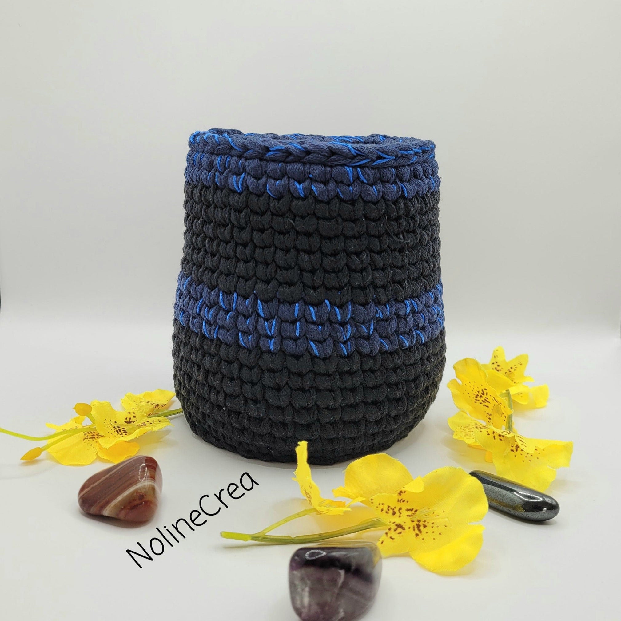 Pot au crochet bleu et noir