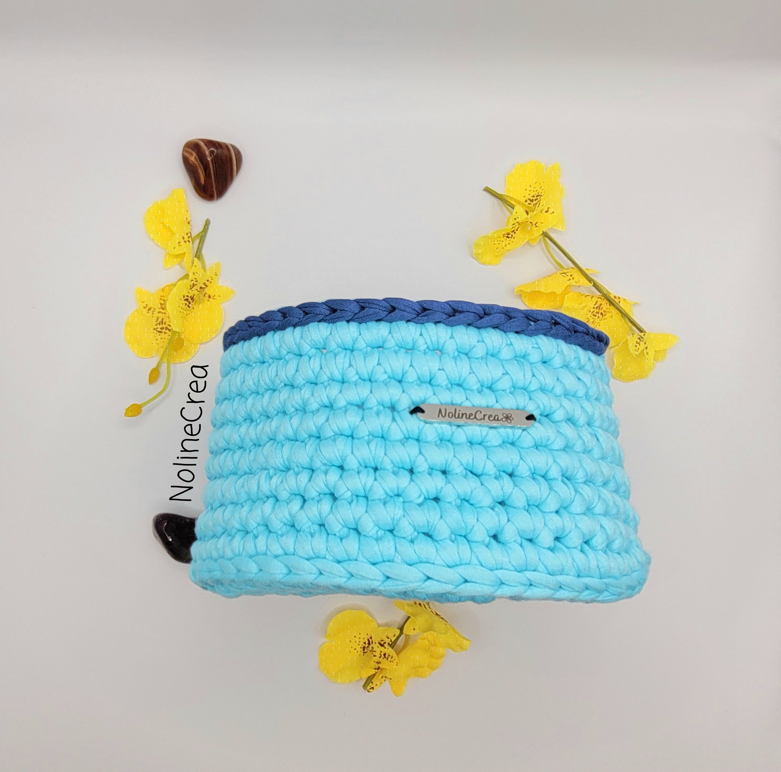 pot fait main au crochet avec fil tissus bleu clair