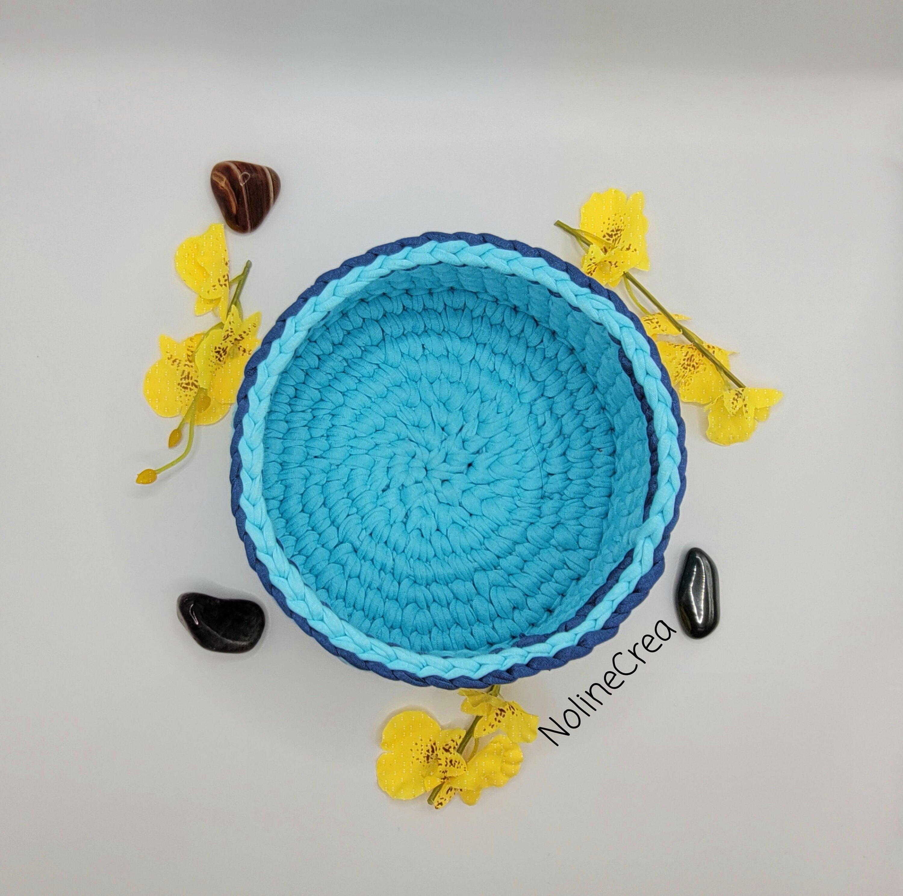pot fait main au crochet avec fil tissus bleu clair vu de l’intérieur