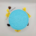 pot fait main au crochet avec fil tissus bleu clair vu du dessous