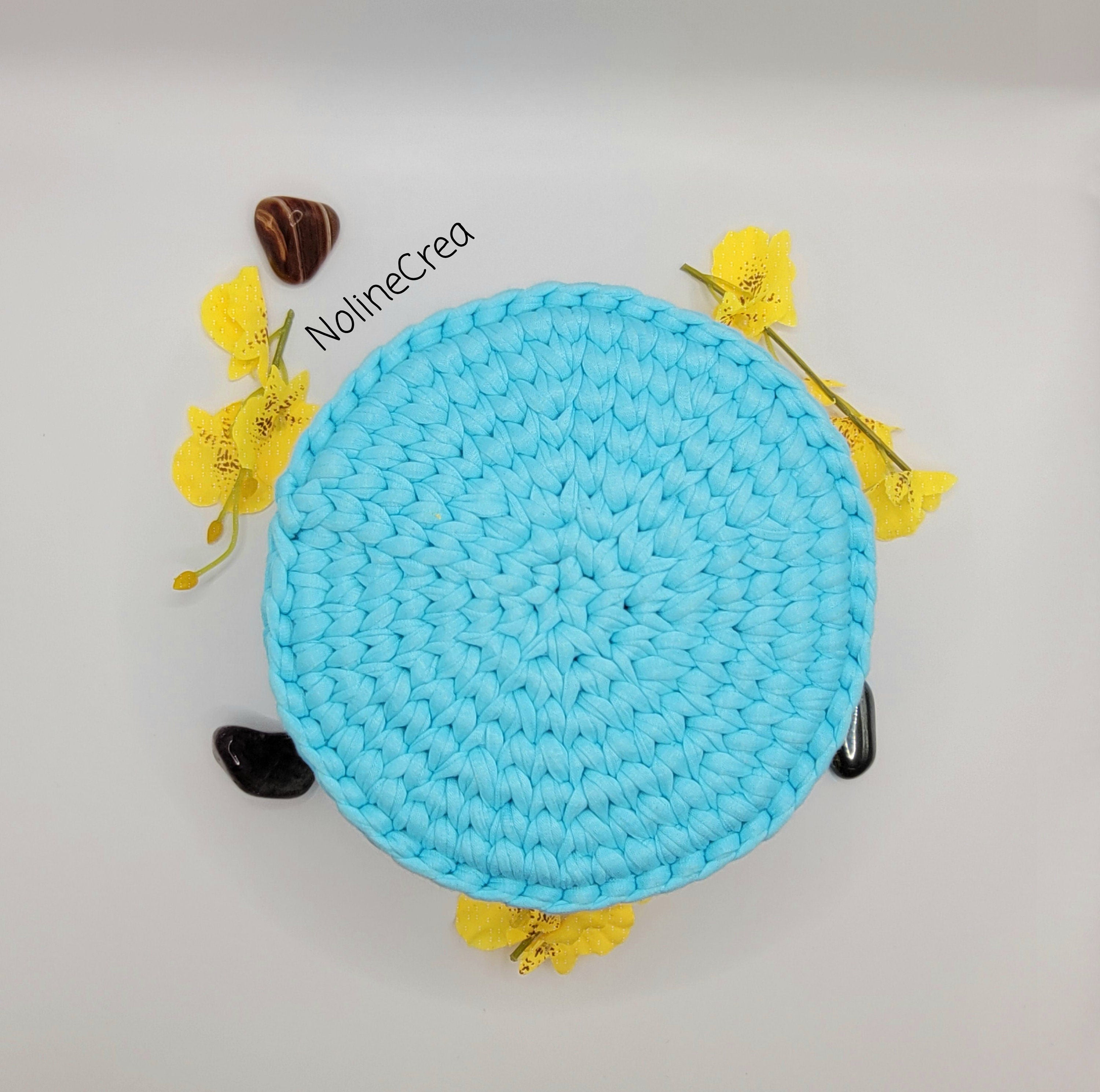 pot fait main au crochet avec fil tissus bleu clair vu du dessous
