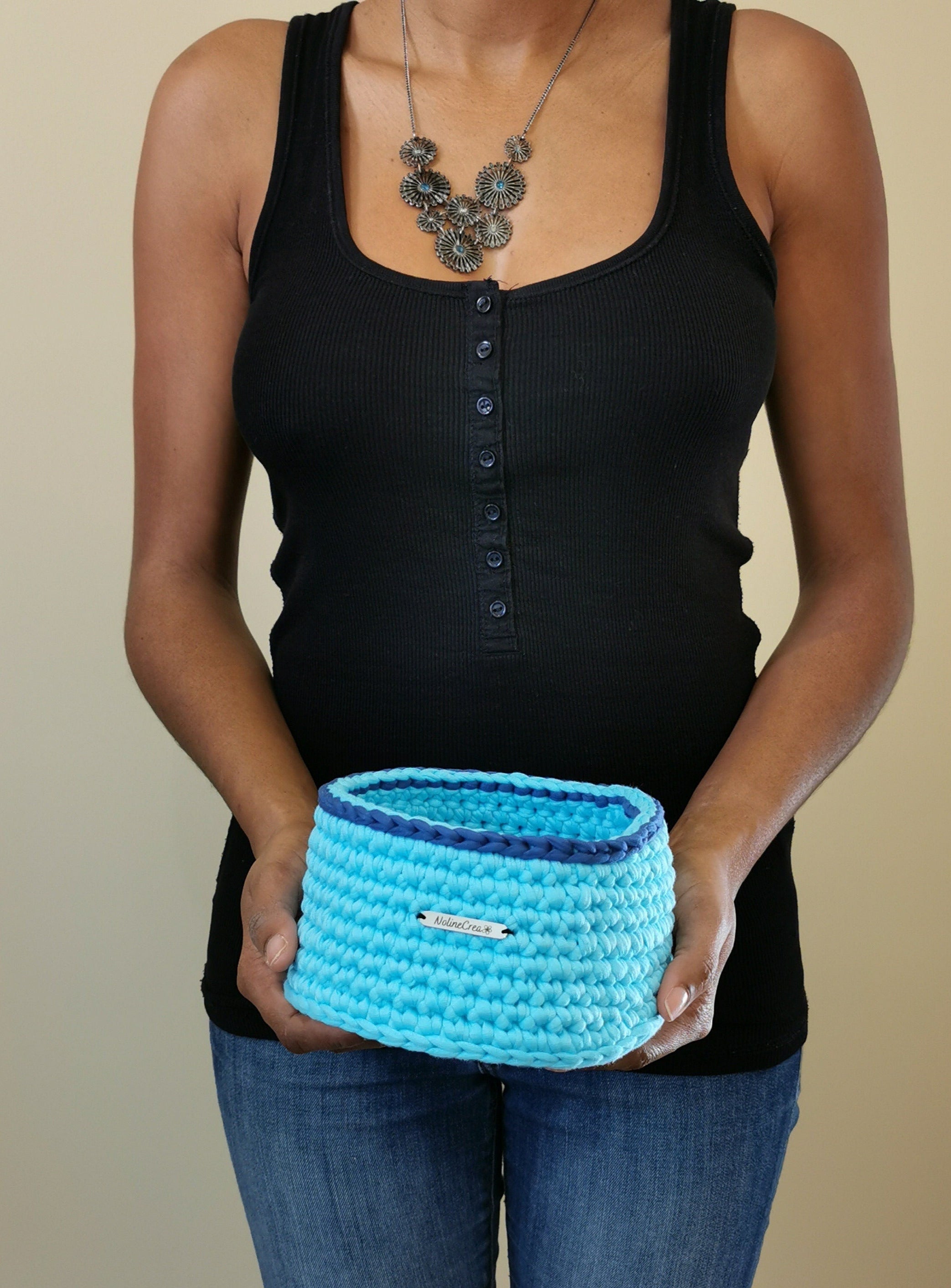 pot fait main au crochet avec fil tissus bleu clair porté